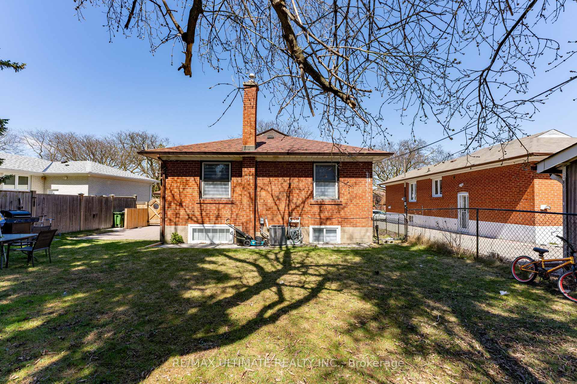 Photo 12 of 21 Benway Drive, Etobicoke, Rexdale-Kipling — HOMEH
