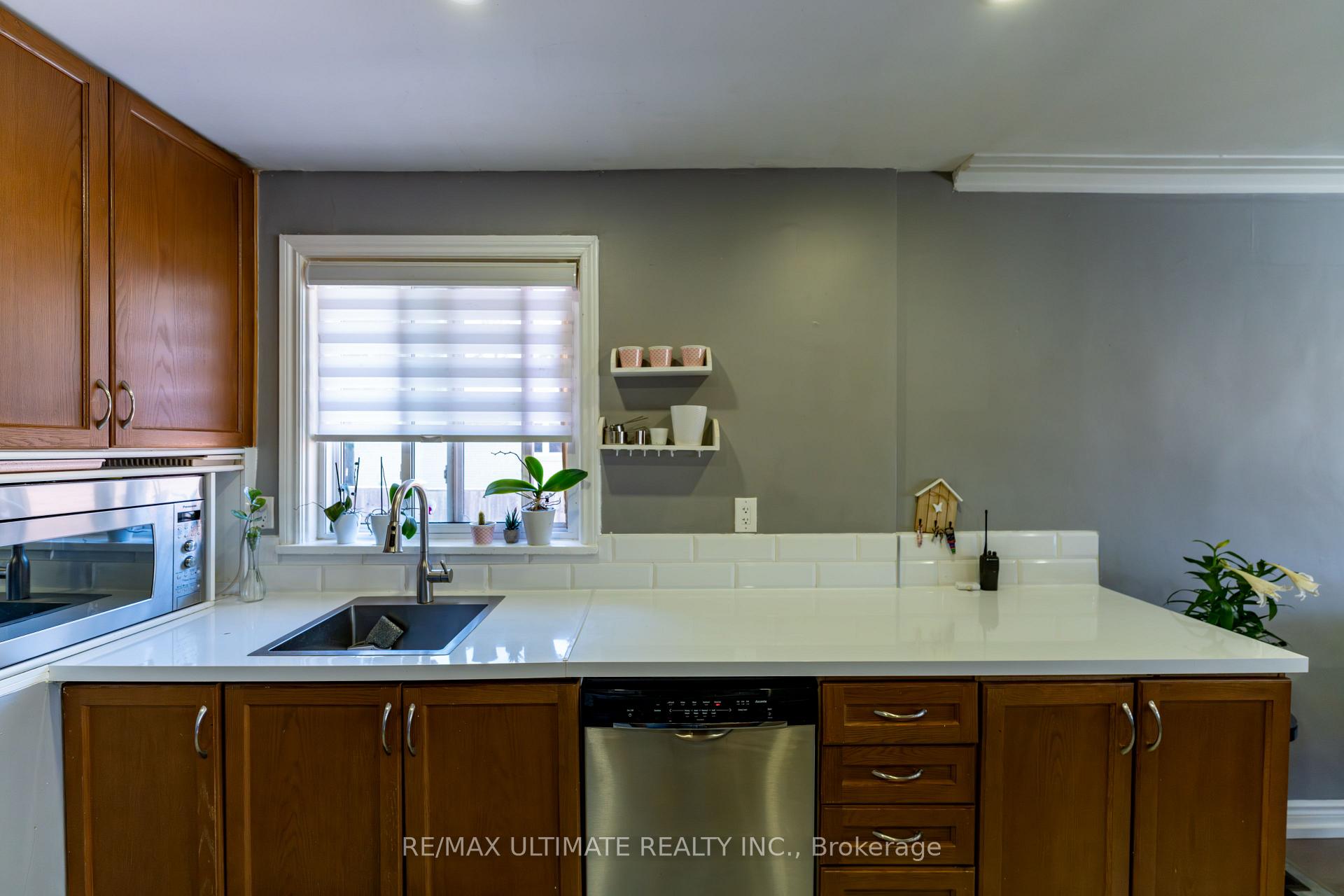 Photo 19 of 21 Benway Drive, Etobicoke, Rexdale-Kipling — HOMEH