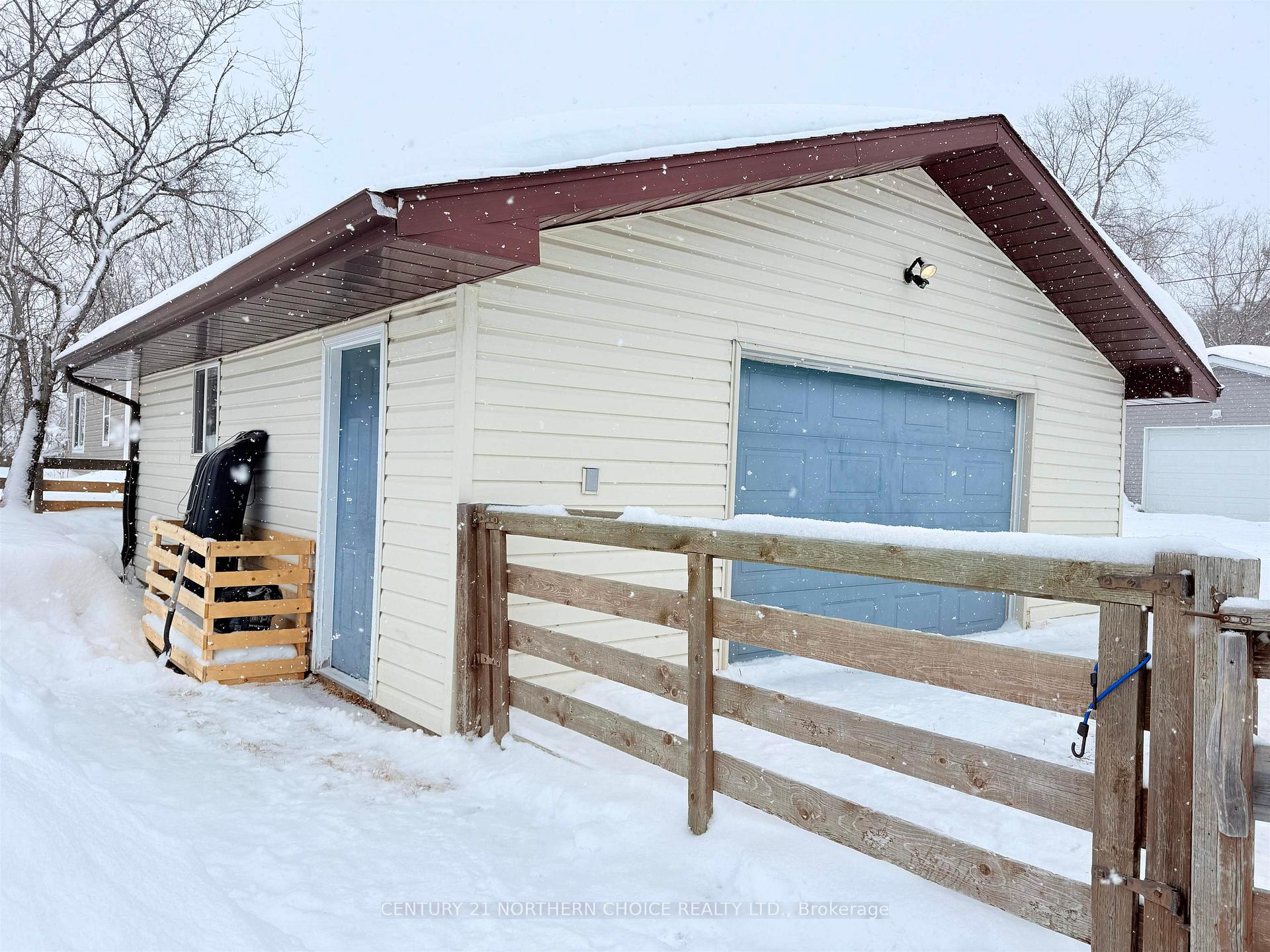 Photo 3 of 10 Queen Street, Sioux Lookout — HOMEH