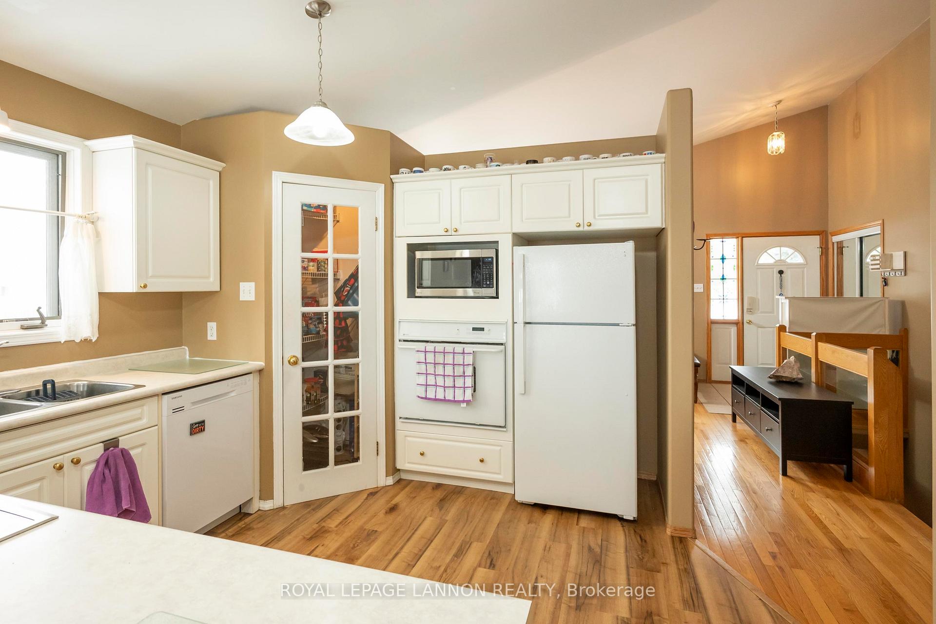 Photo 14 of 410 Jameson Street, Thunder Bay, John Street North — HOMEH