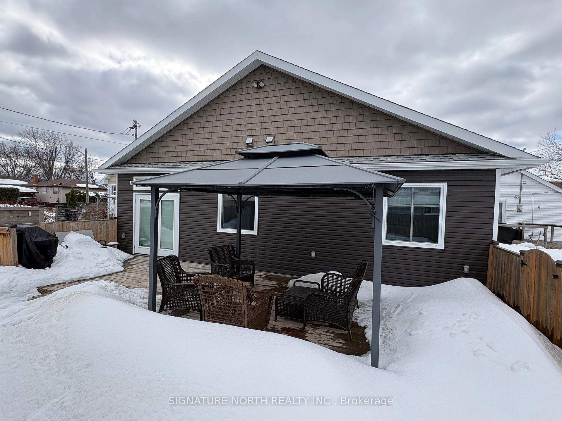 Photo 2 of 714 Brown Street, Thunder Bay, Green Acres — HOMEH