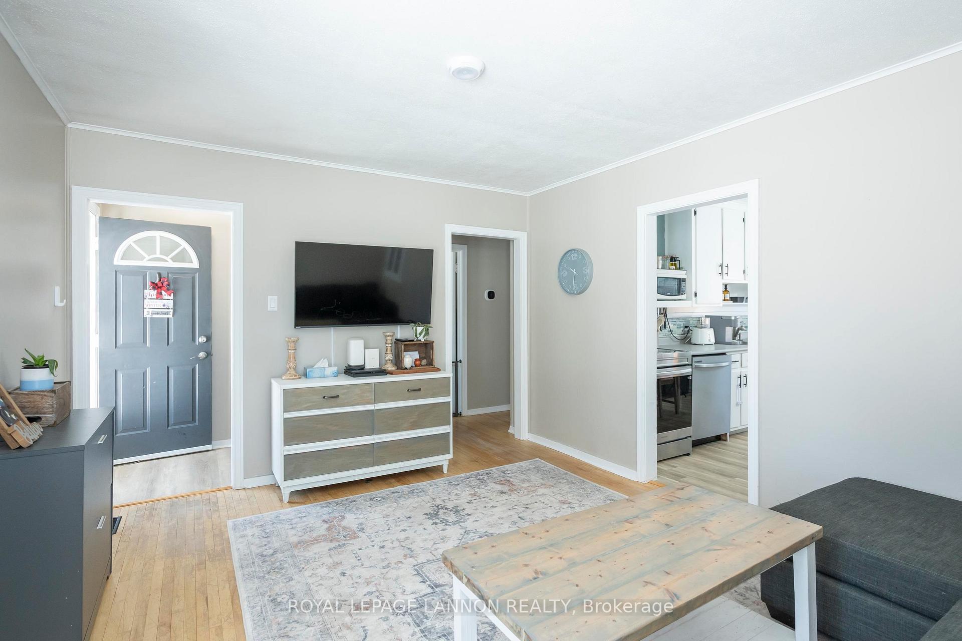 Photo 4 of 144 Strathcona Avenue, Thunder Bay, Current River — HOMEH