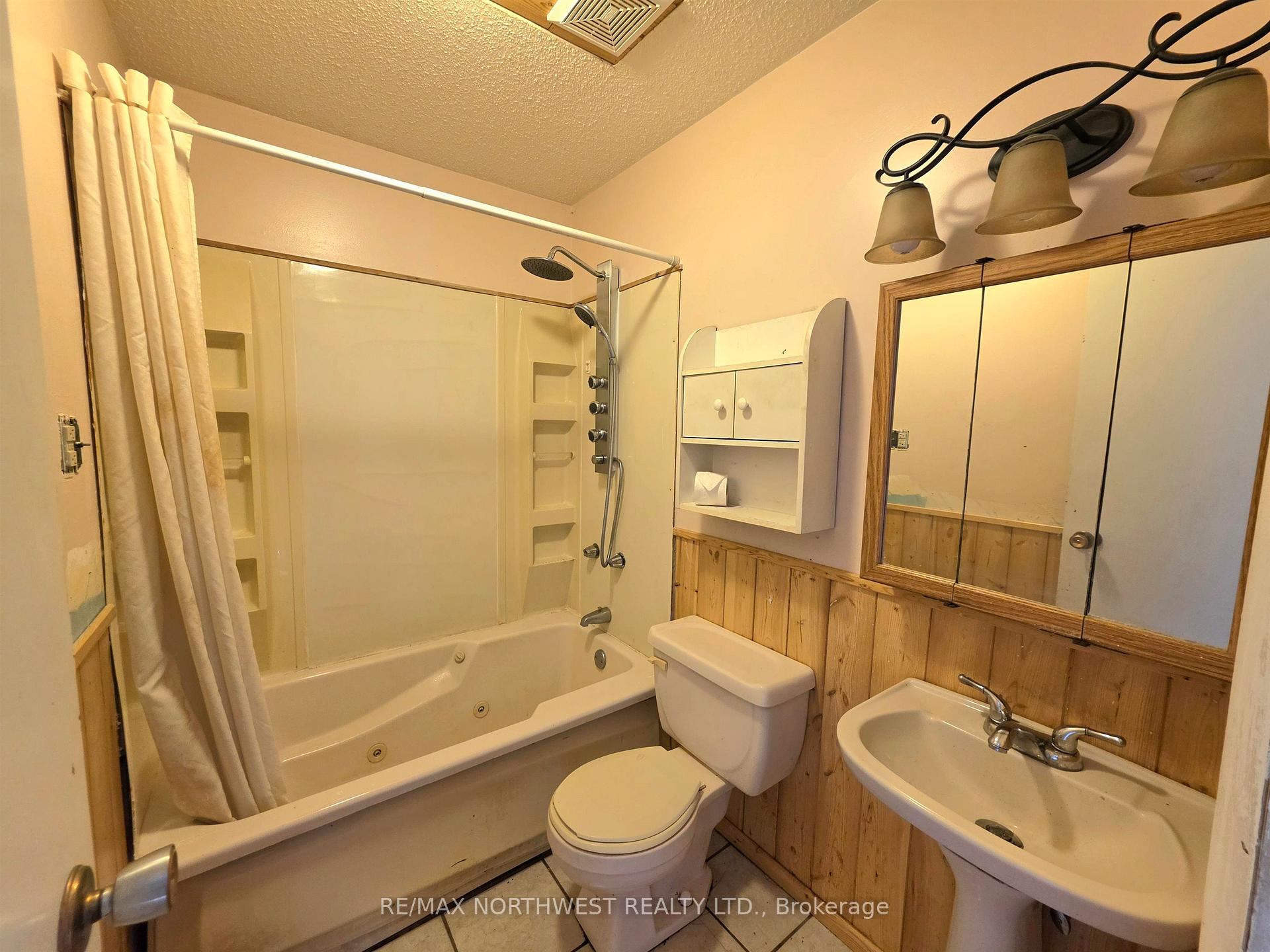 Photo 13 of 116 Minto Crescent, Kenora, Amethyst — HOMEH