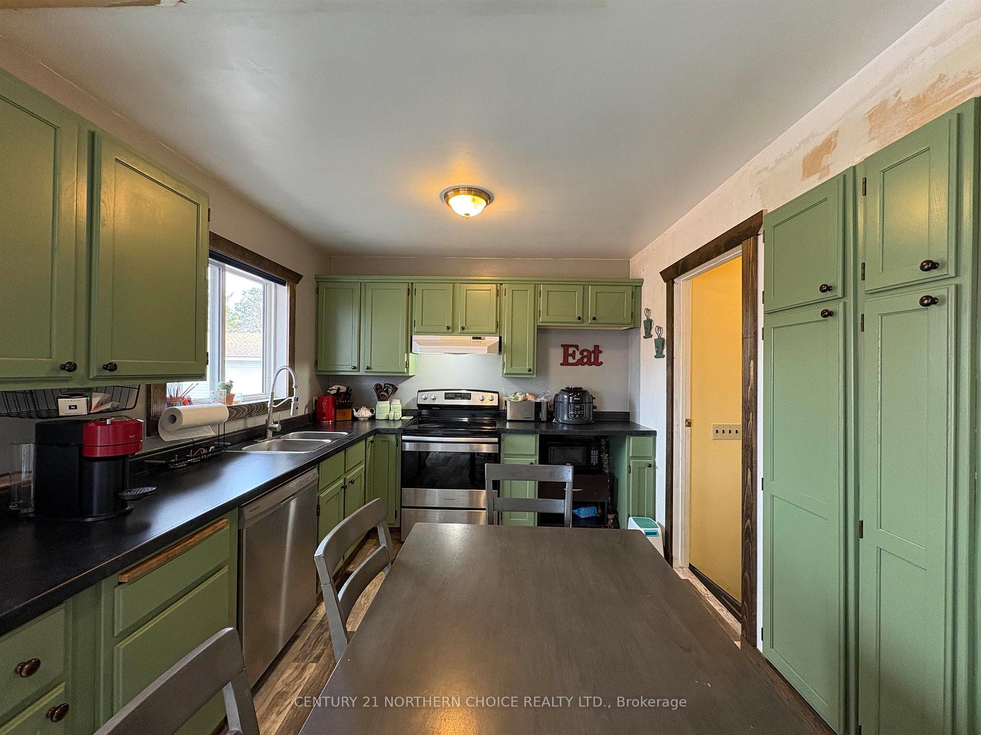 Photo 8 of 566 Elm Avenue, Fort Frances — HOMEH