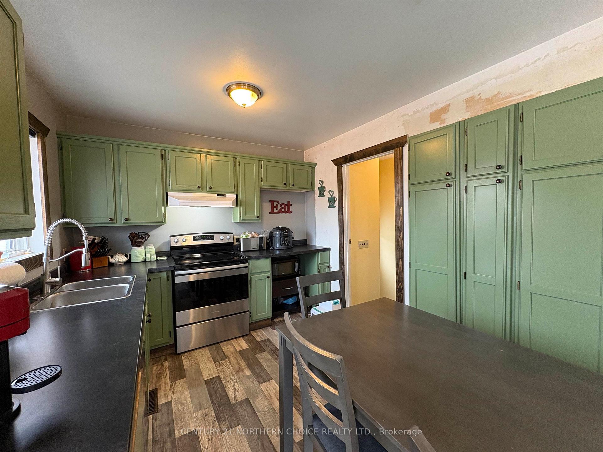 Photo 10 of 566 Elm Avenue, Fort Frances — HOMEH
