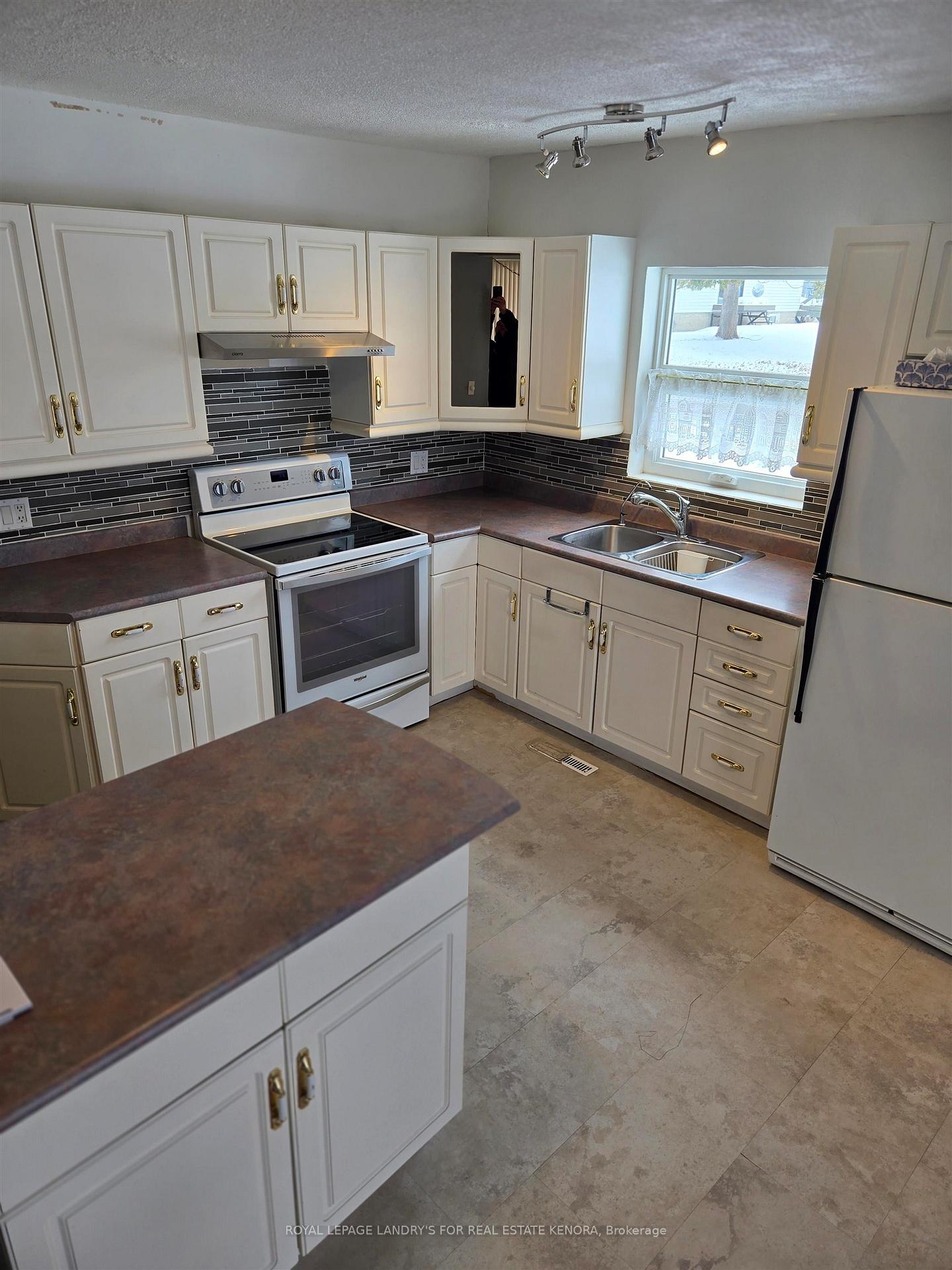 Photo 9 of 1 Gerald Street, Kenora, Evergreen — HOMEH