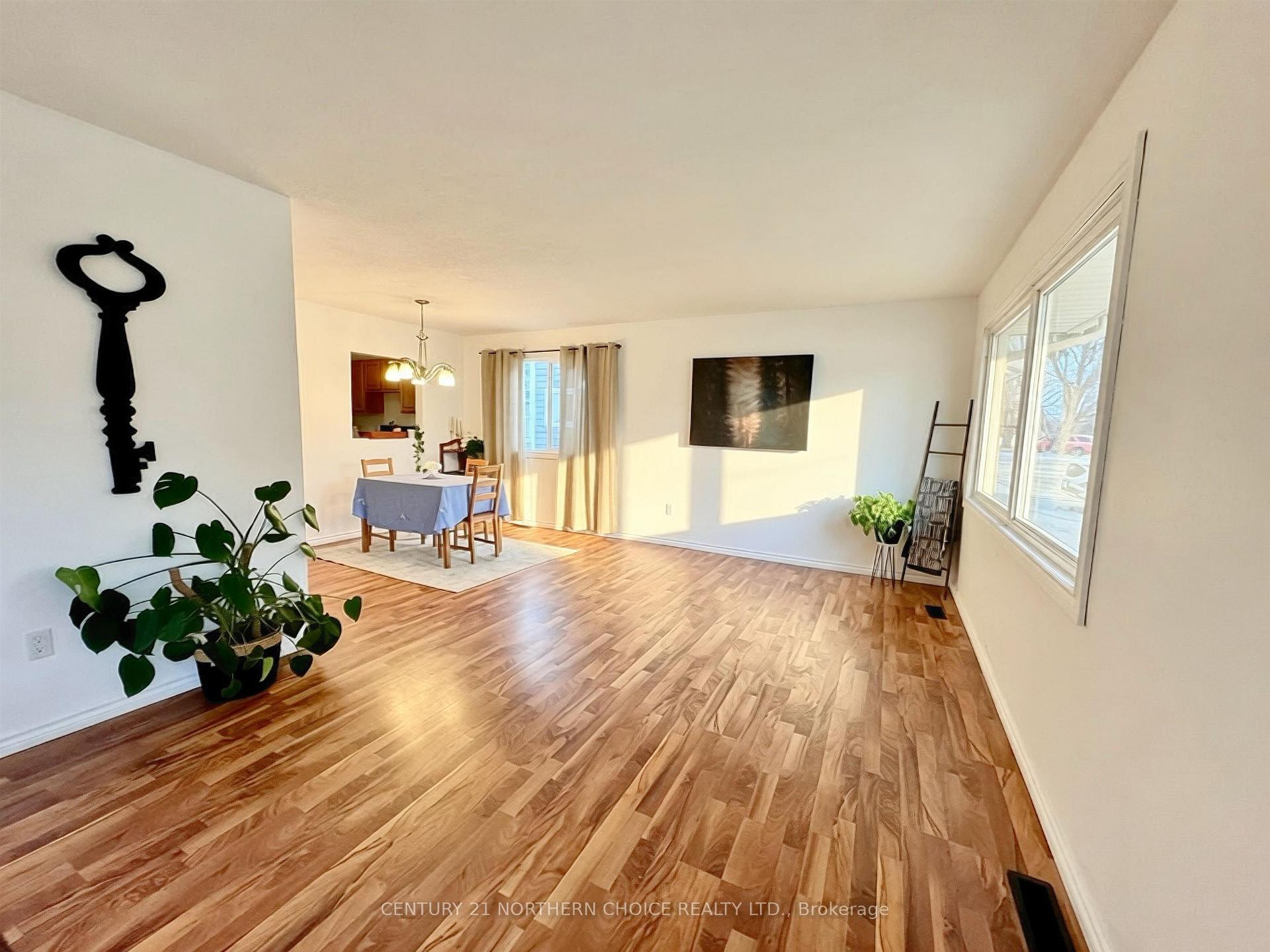 Photo 3 of 1039 Williams Avenue, Fort Frances — HOMEH
