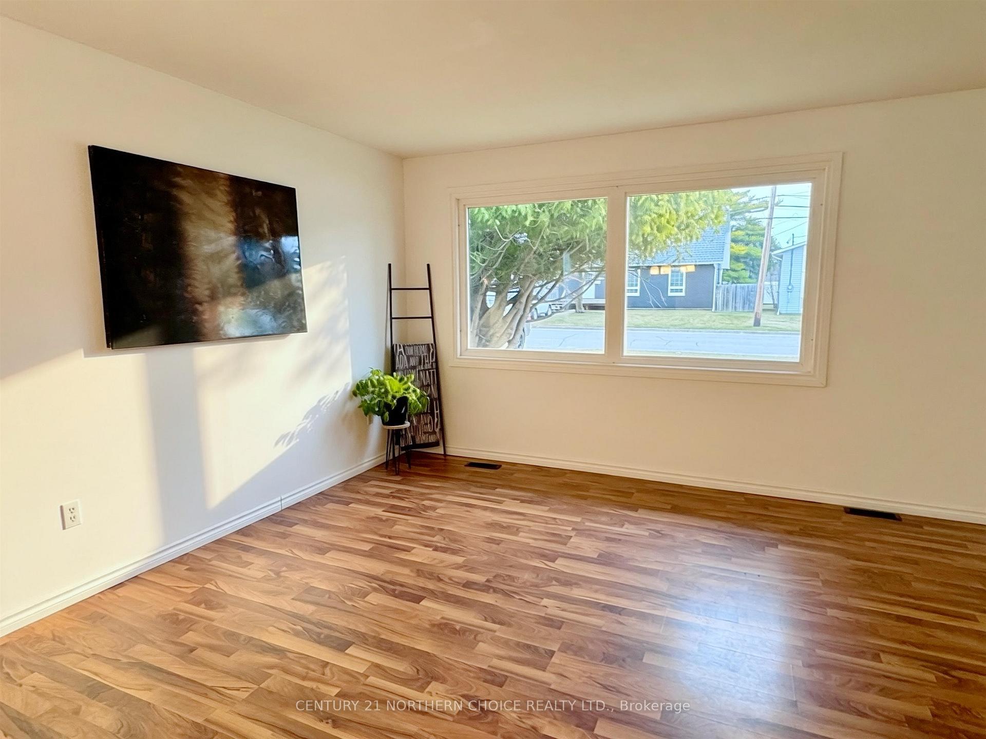 Photo 5 of 1039 Williams Avenue, Fort Frances — HOMEH