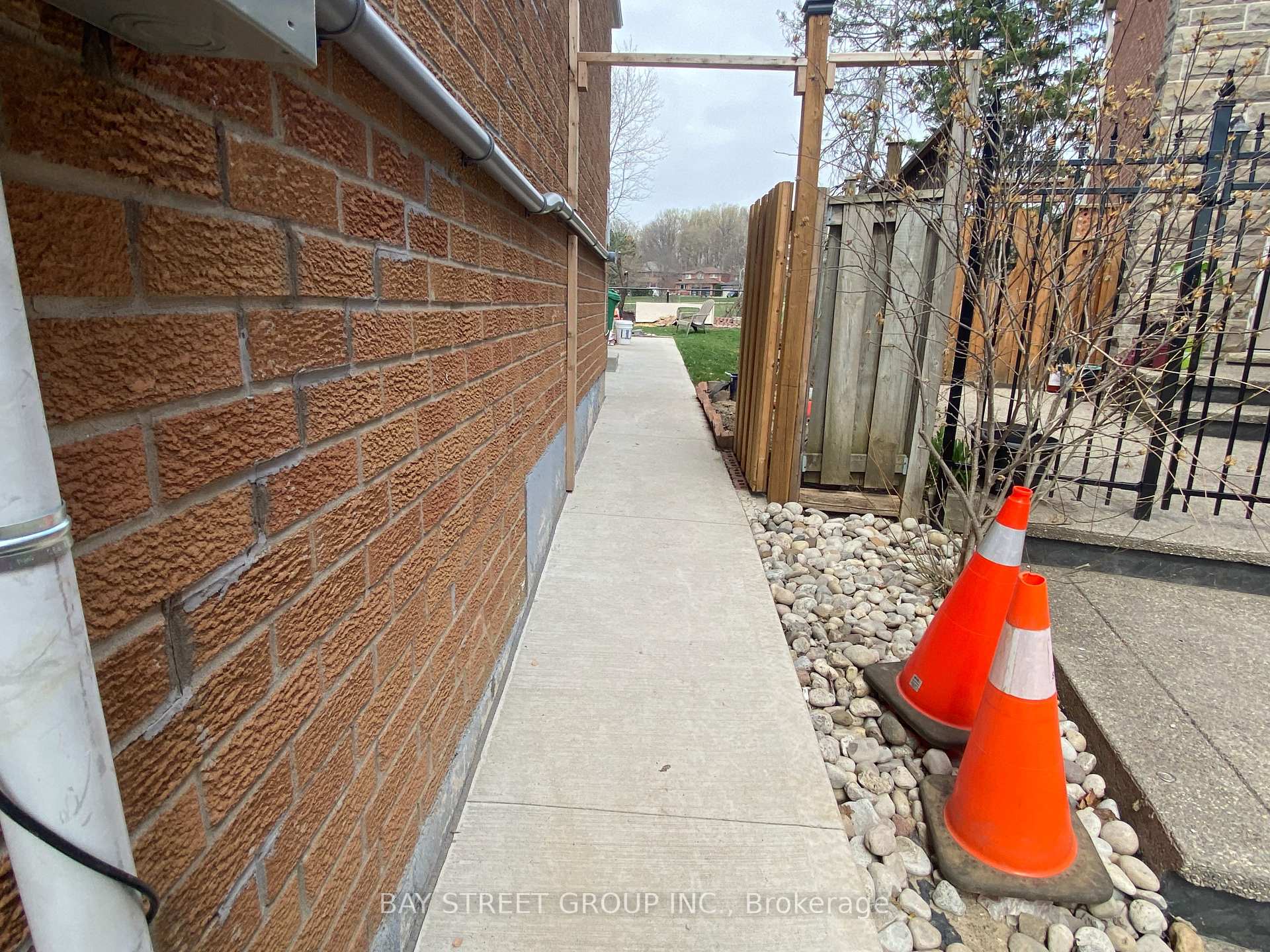 Photo 17 of 8 Kerwood (Lower) Place, Brampton, Heart Lake East — HOMEH