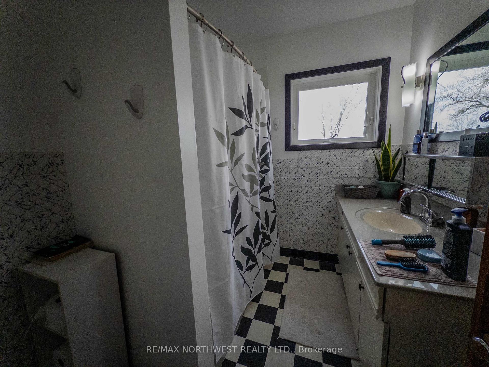 Photo 23 of 114 Fourth Street North, Kenora, North End — HOMEH