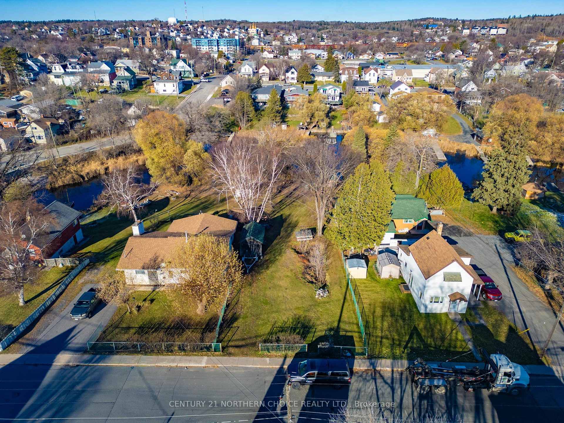 Photo 2 of 718 River Drive, Kenora, Lakeside — HOMEH