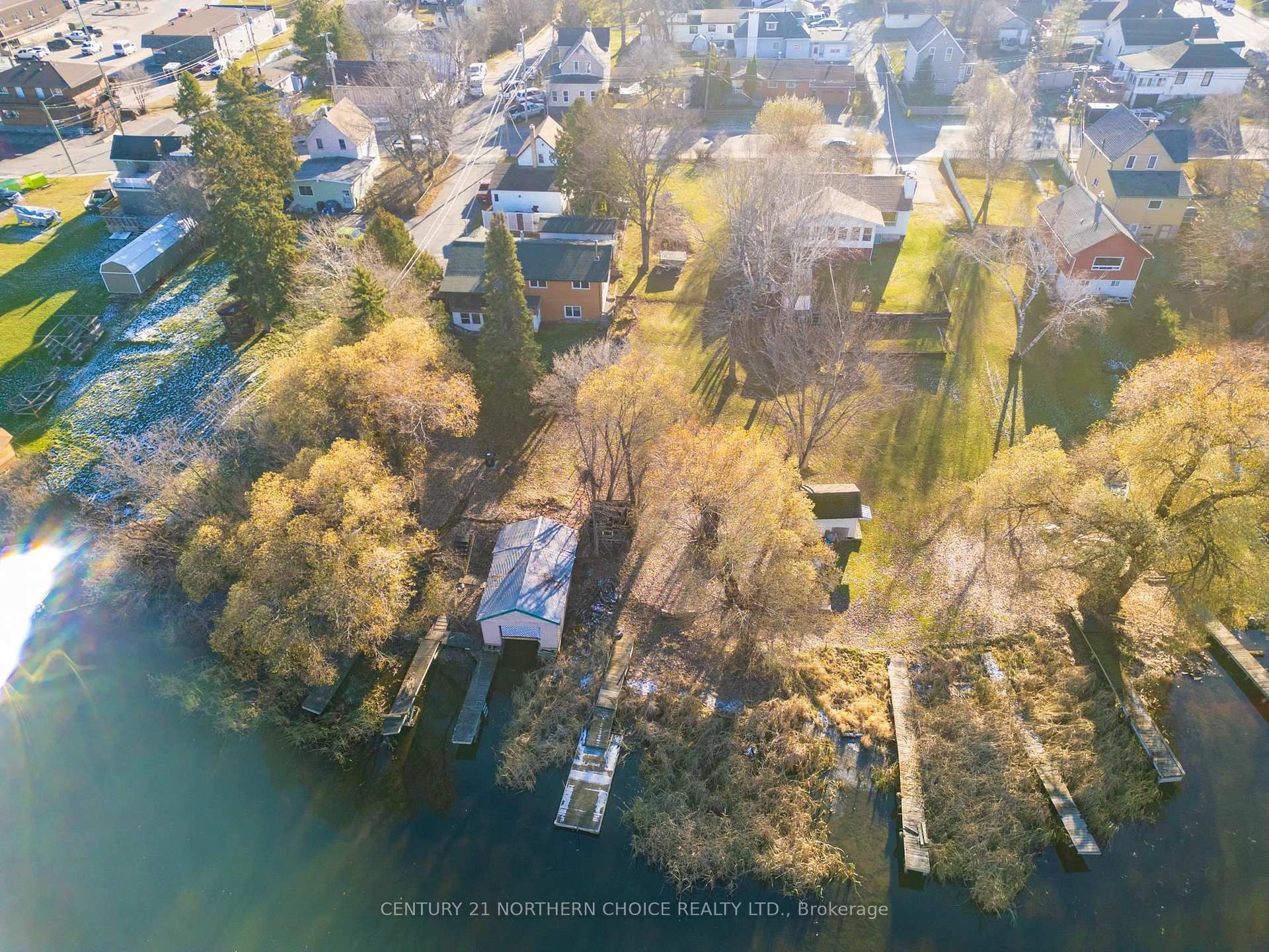 Photo 10 of 718 River Drive, Kenora, Lakeside — HOMEH