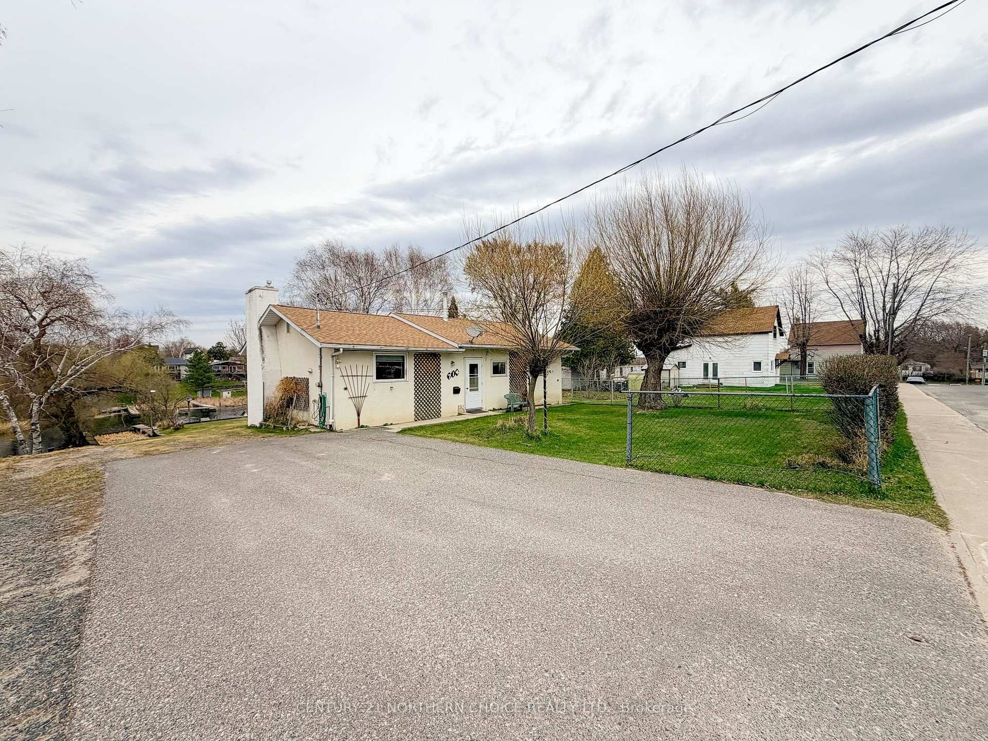 Photo 2 of 714 River Drive, Kenora, Lakeside — HOMEH