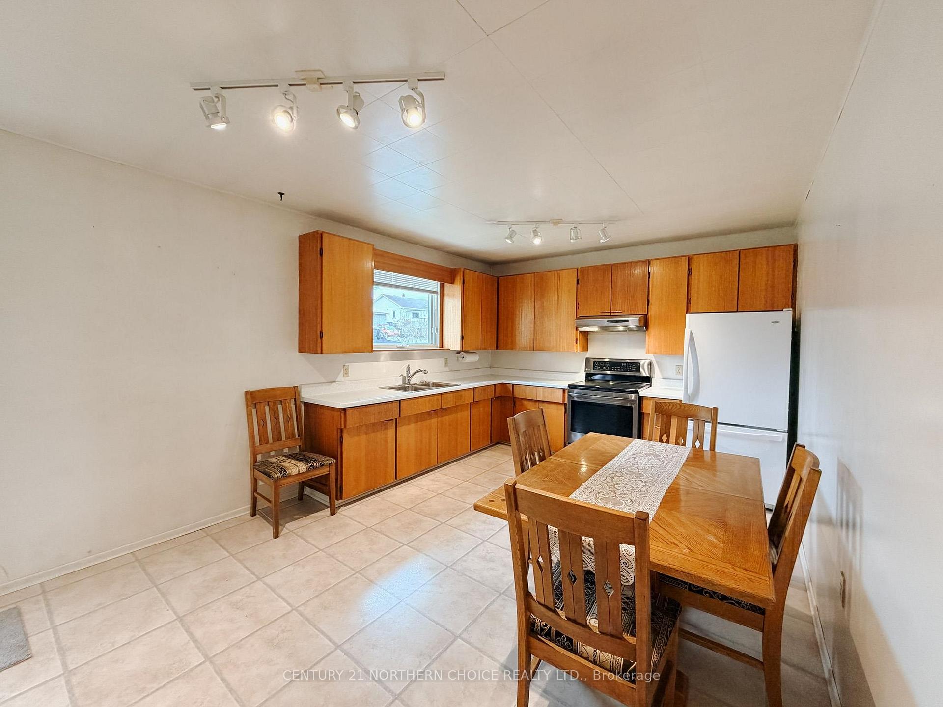 Photo 14 of 714 River Drive, Kenora, Lakeside — HOMEH