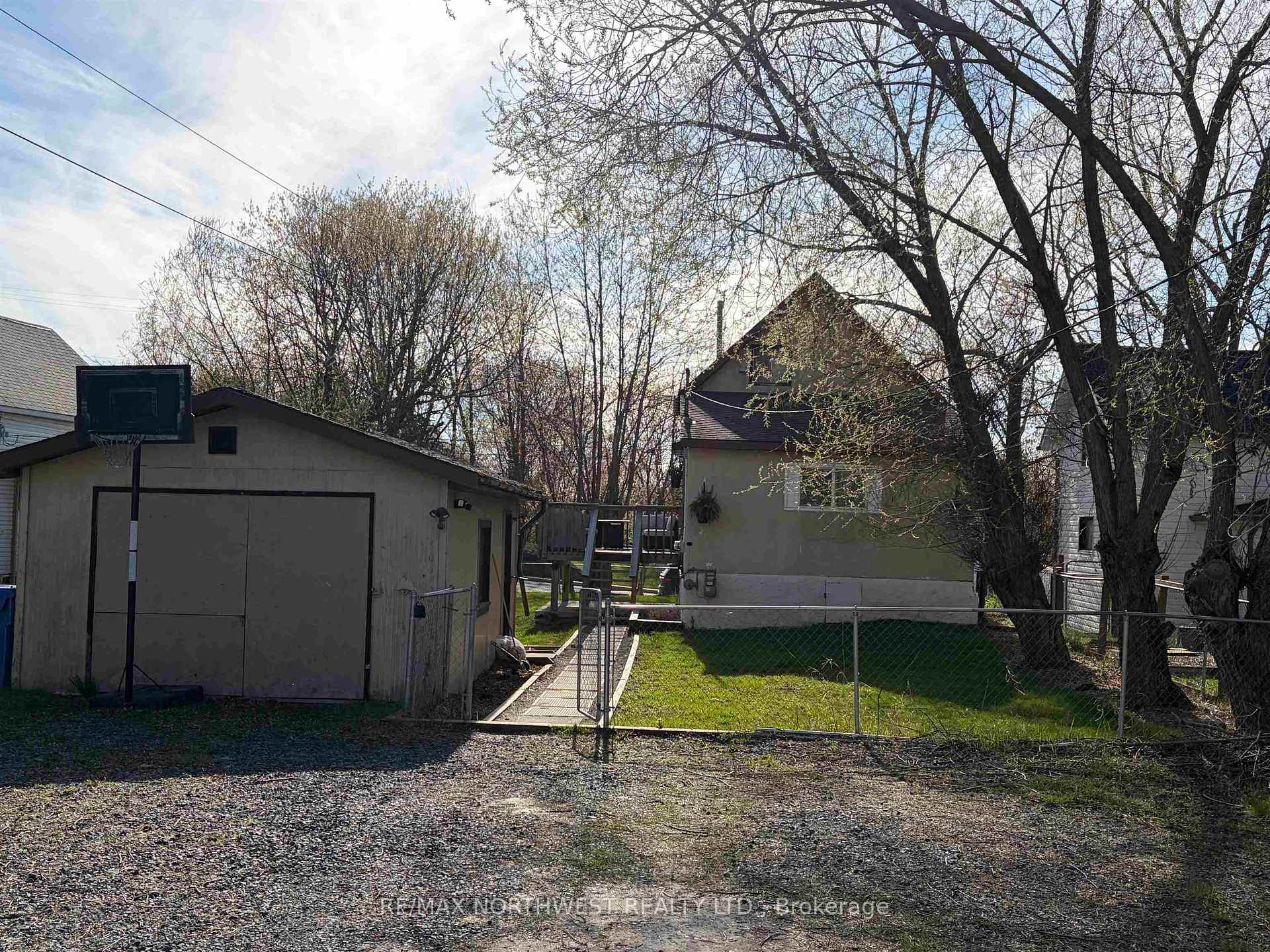 Photo 1 of 827 Fourth Ave South, Kenora, Lakeside — HOMEH