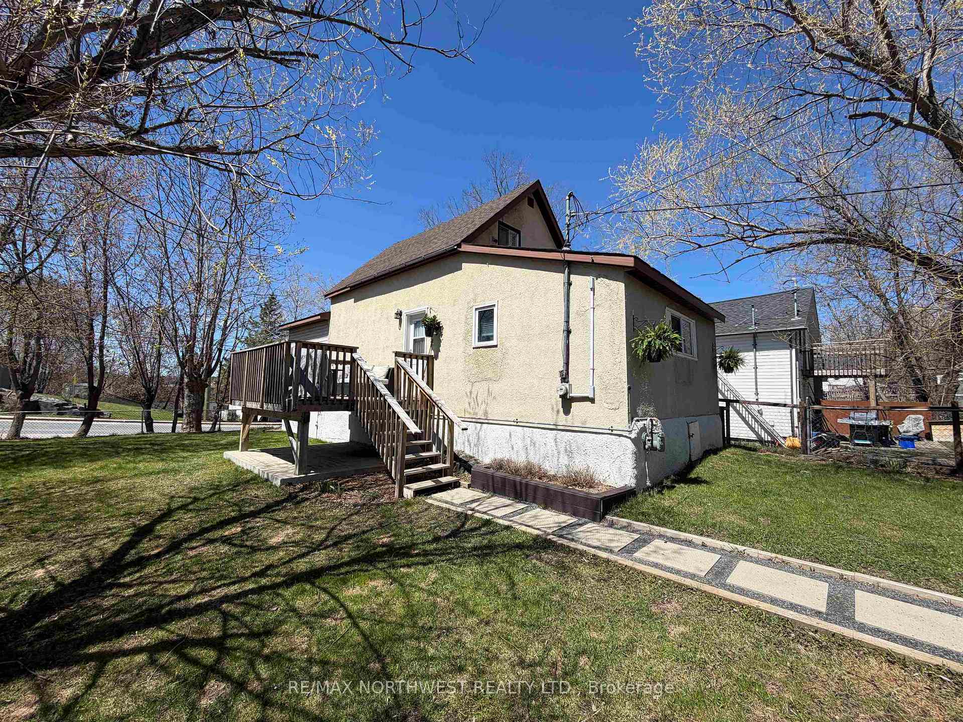 Photo 3 of 827 Fourth Ave South, Kenora, Lakeside — HOMEH