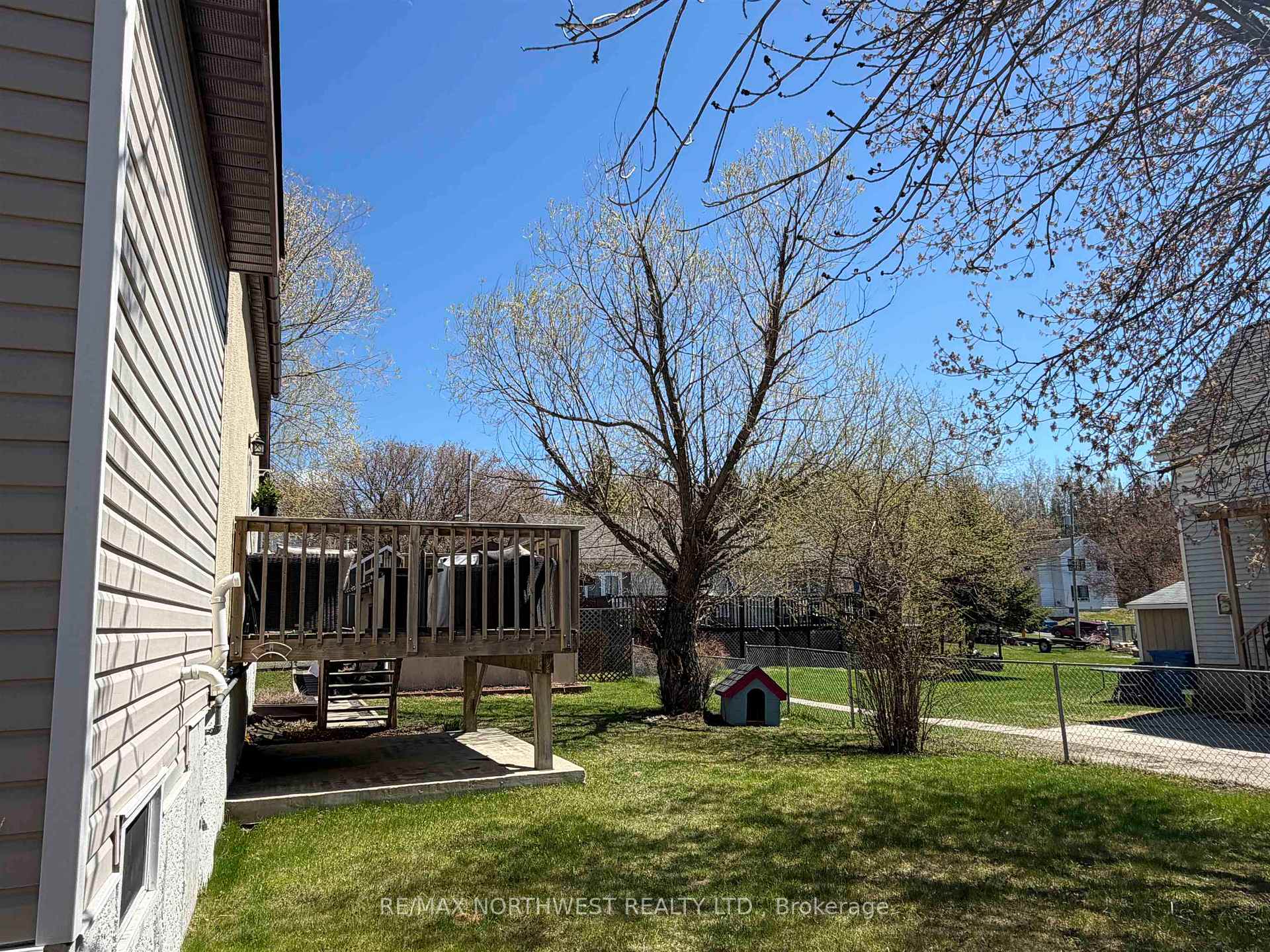 Photo 4 of 827 Fourth Ave South, Kenora, Lakeside — HOMEH