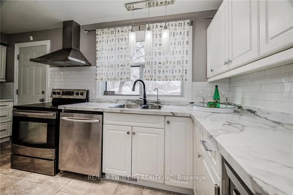 Photo 14 of Unit 15, 164 Jansen Avenue, Kitchener — HOMEH