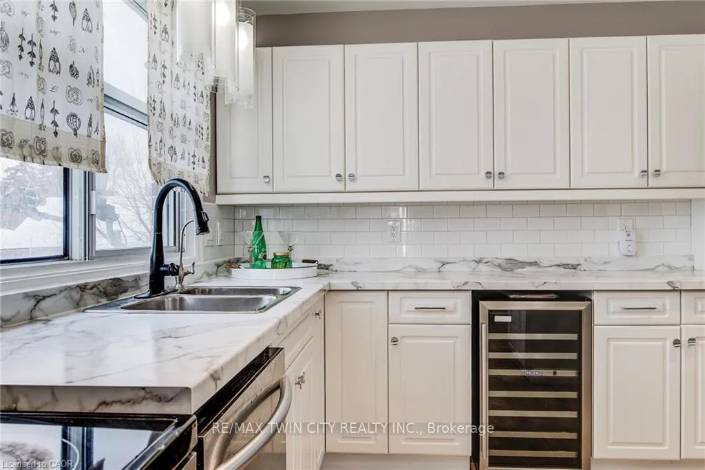 Photo 17 of Unit 15, 164 Jansen Avenue, Kitchener — HOMEH