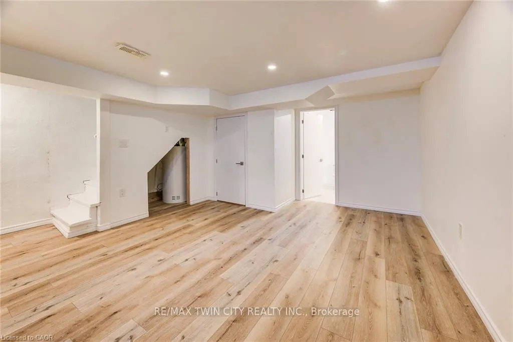 Photo 31 of Unit 15, 164 Jansen Avenue, Kitchener — HOMEH