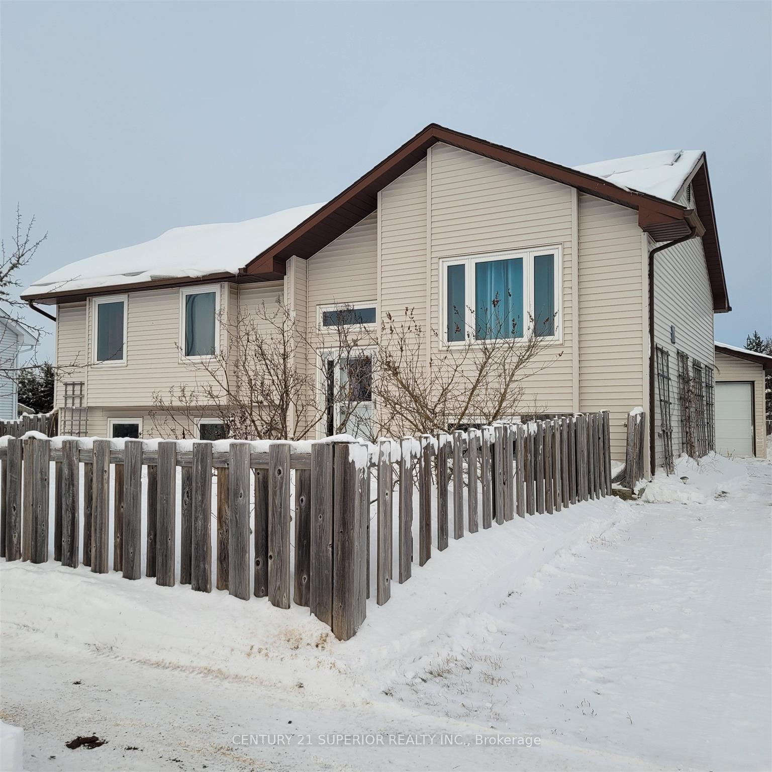 Photo 1 of 33 Godfrey Drive E, Marathon — HOMEH