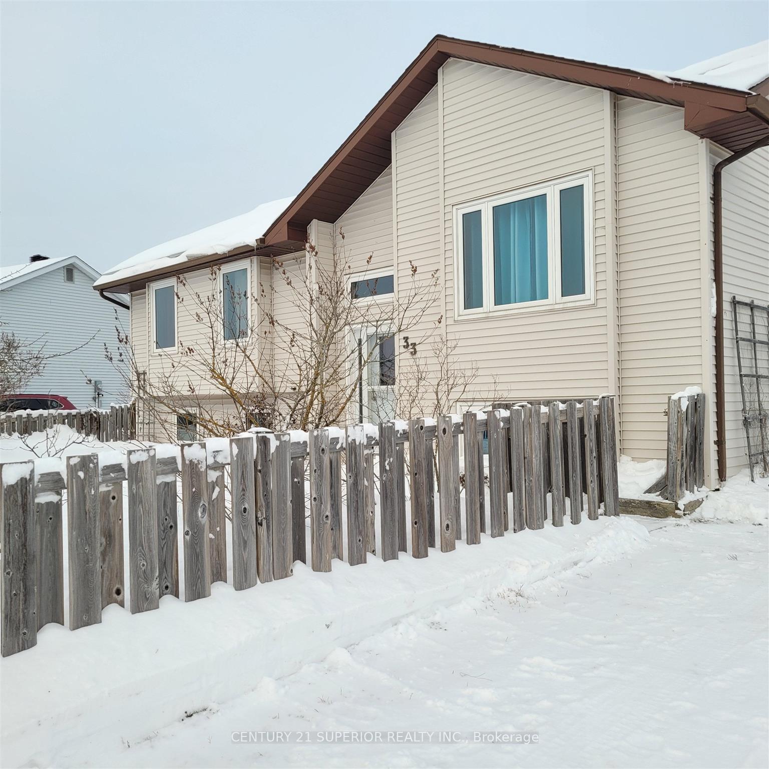 Photo 2 of 33 Godfrey Drive E, Marathon — HOMEH