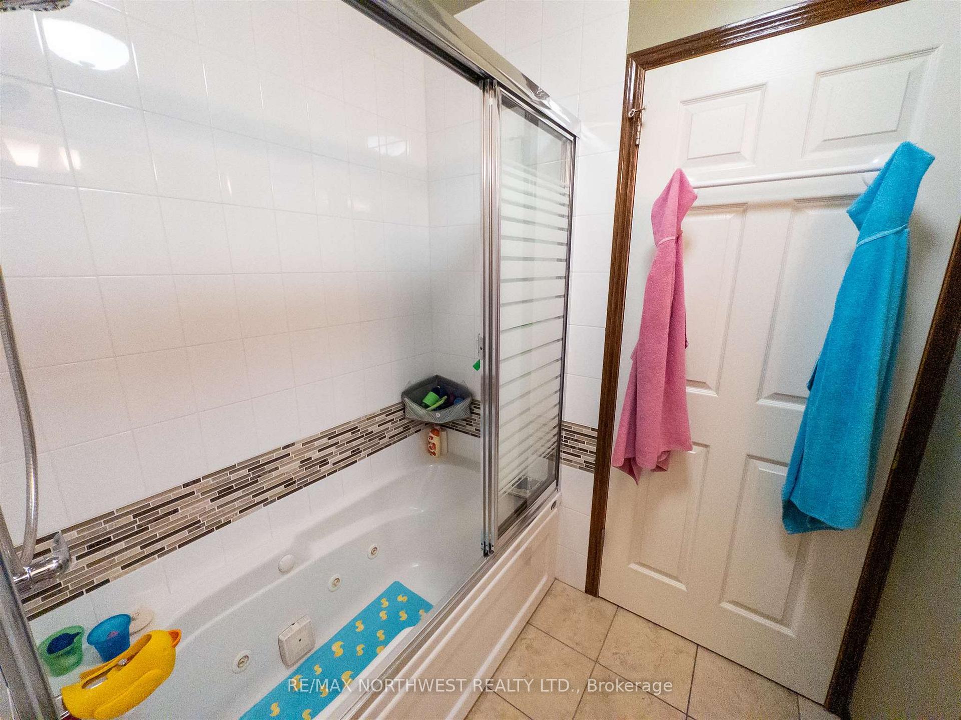 Photo 25 of 9 Woodfield Drive, Kenora, South Park Estate — HOMEH