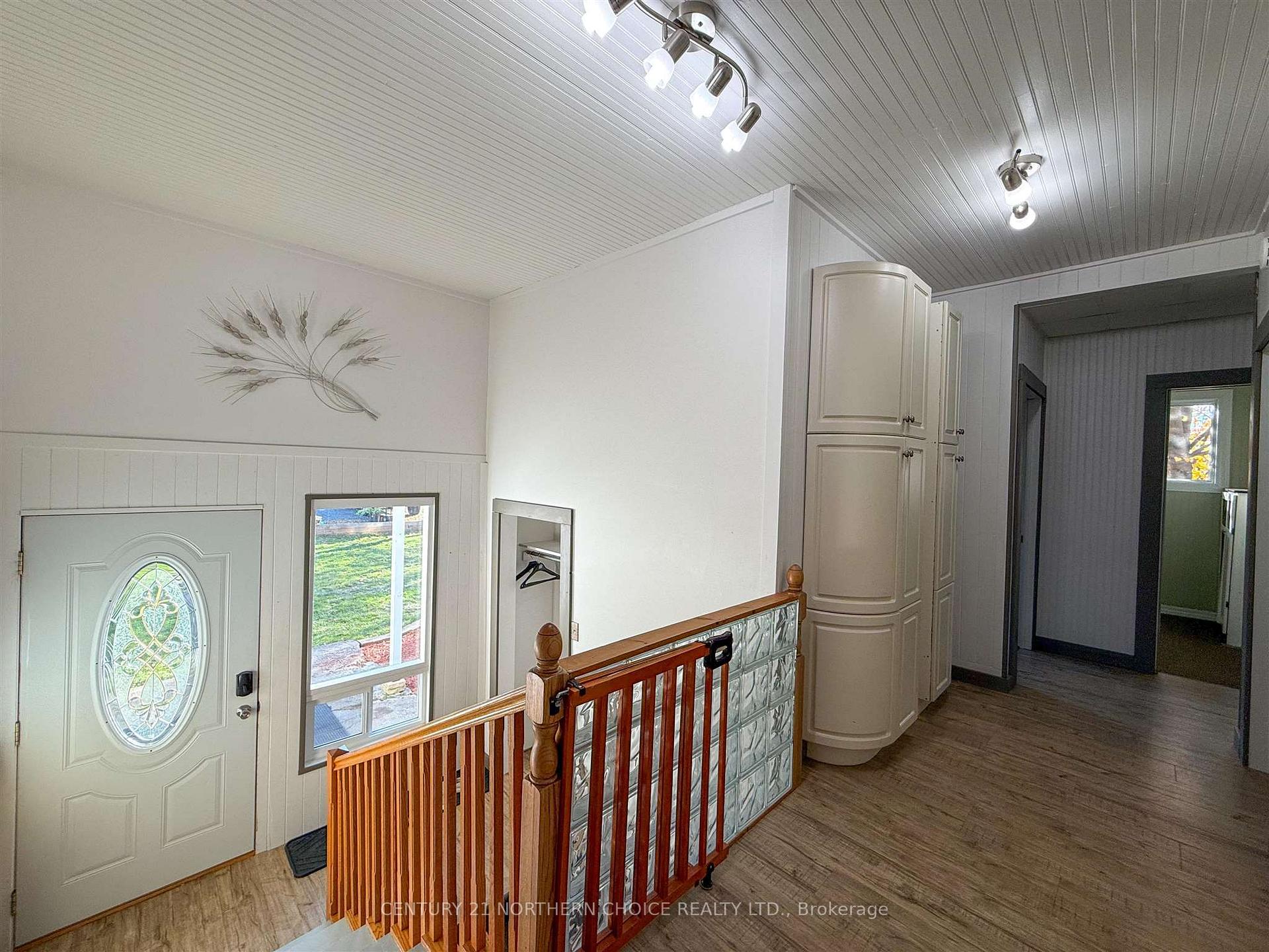 Photo 2 of 856 Fourth Avenue South, Kenora, Lakeside — HOMEH