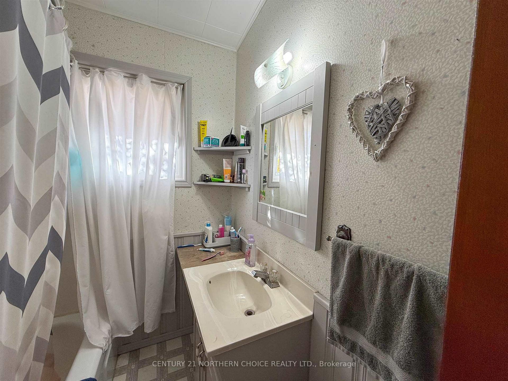 Photo 34 of 856 Fourth Avenue South, Kenora, Lakeside — HOMEH