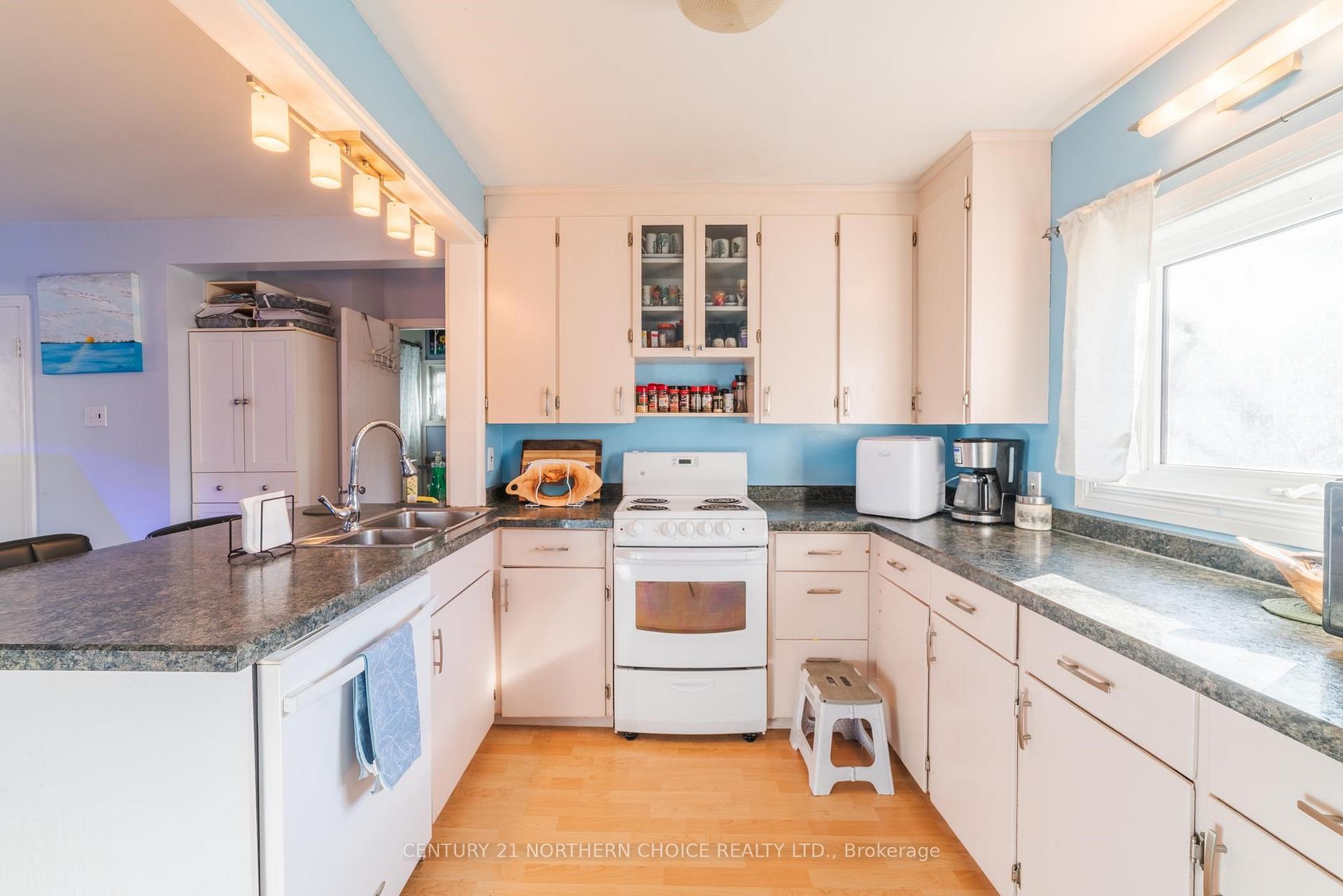 Photo 8 of 233 Third Street N, Kenora, North End — HOMEH