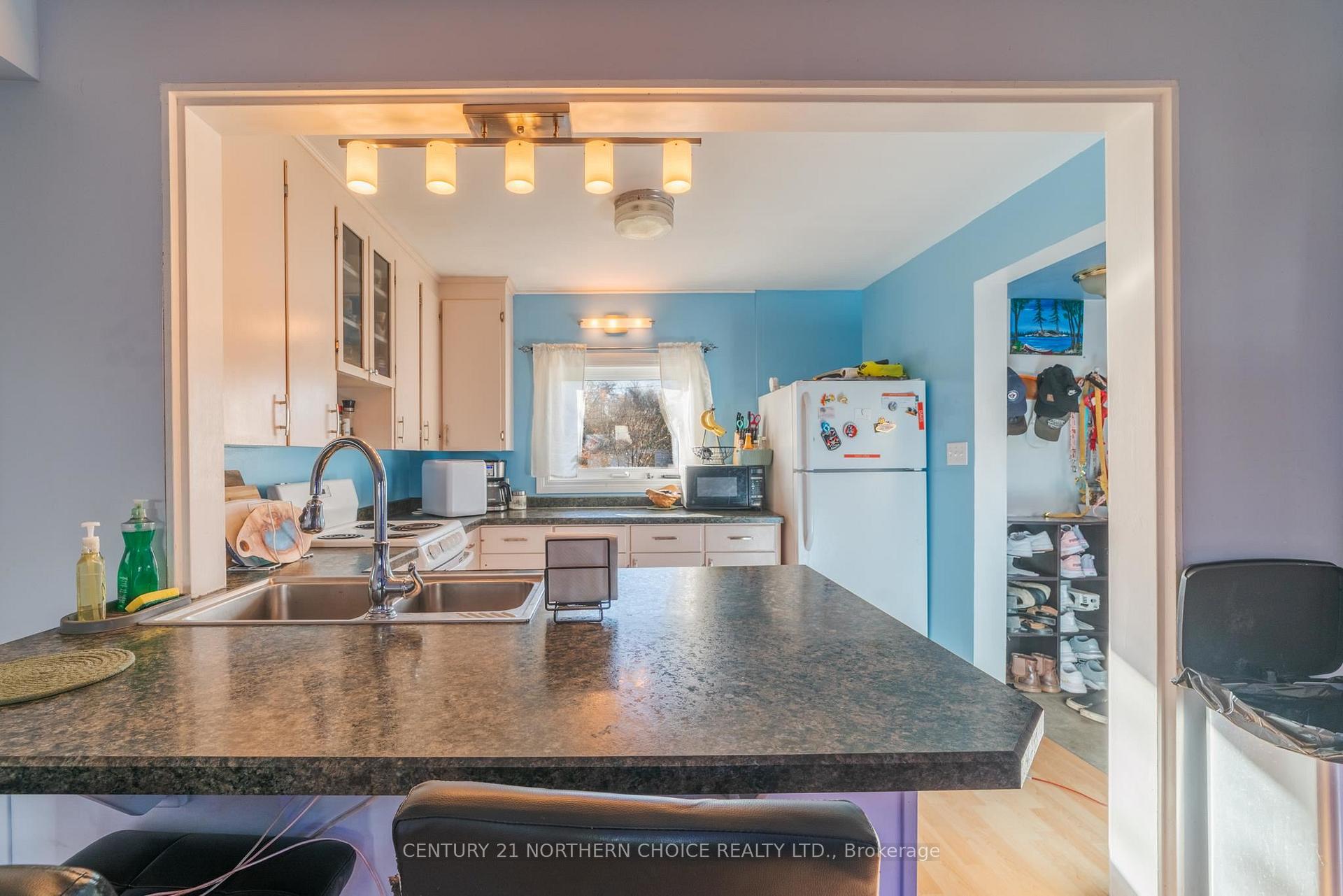Photo 9 of 233 Third Street N, Kenora, North End — HOMEH