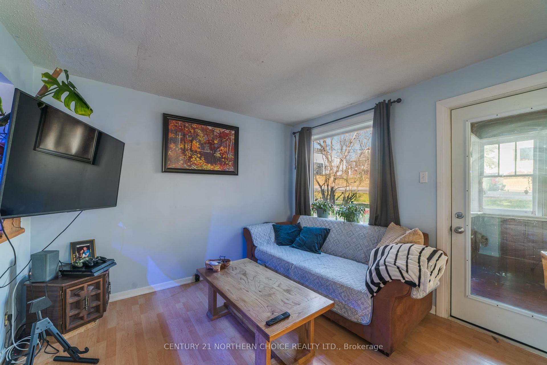 Photo 11 of 233 Third Street N, Kenora, North End — HOMEH