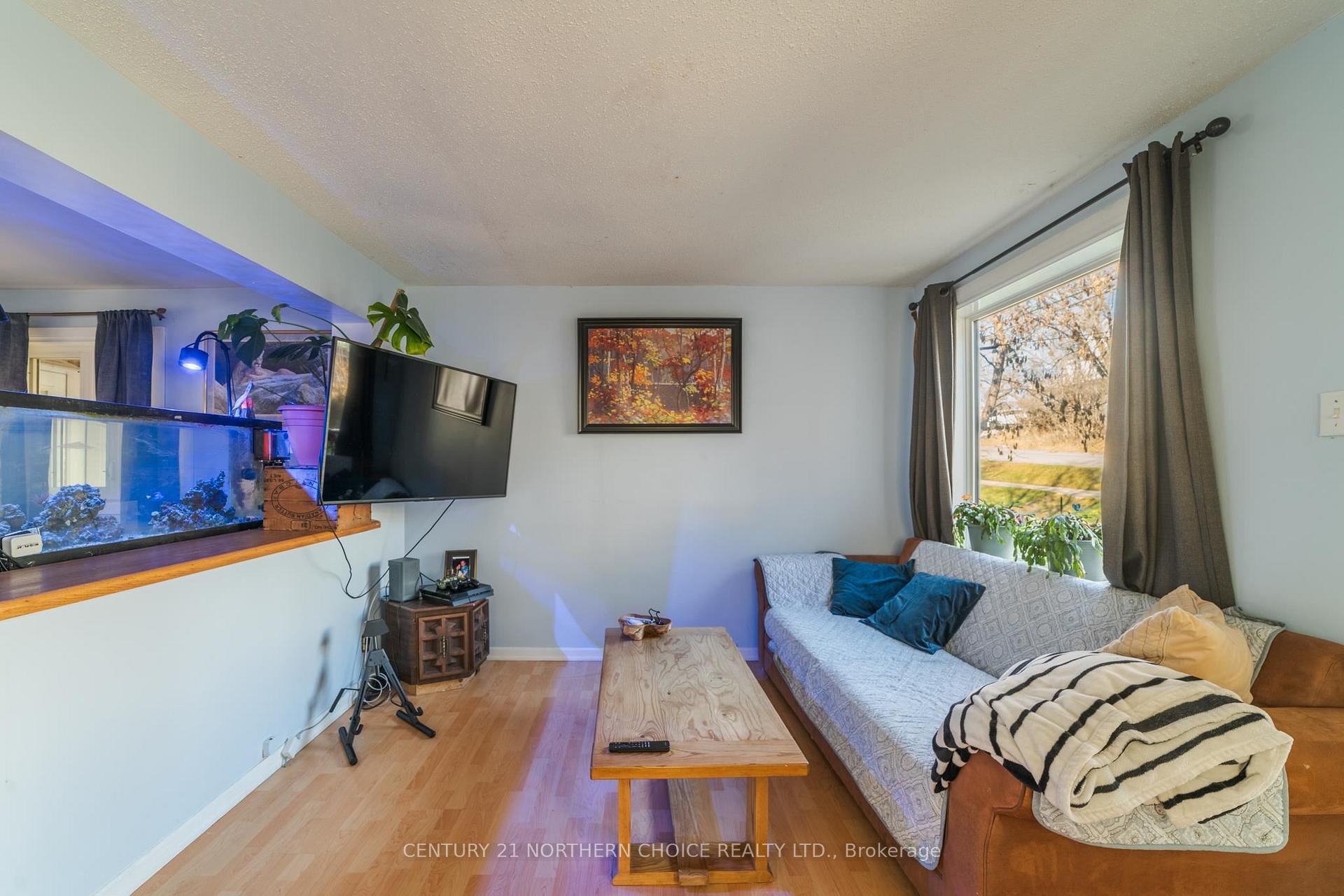 Photo 12 of 233 Third Street N, Kenora, North End — HOMEH