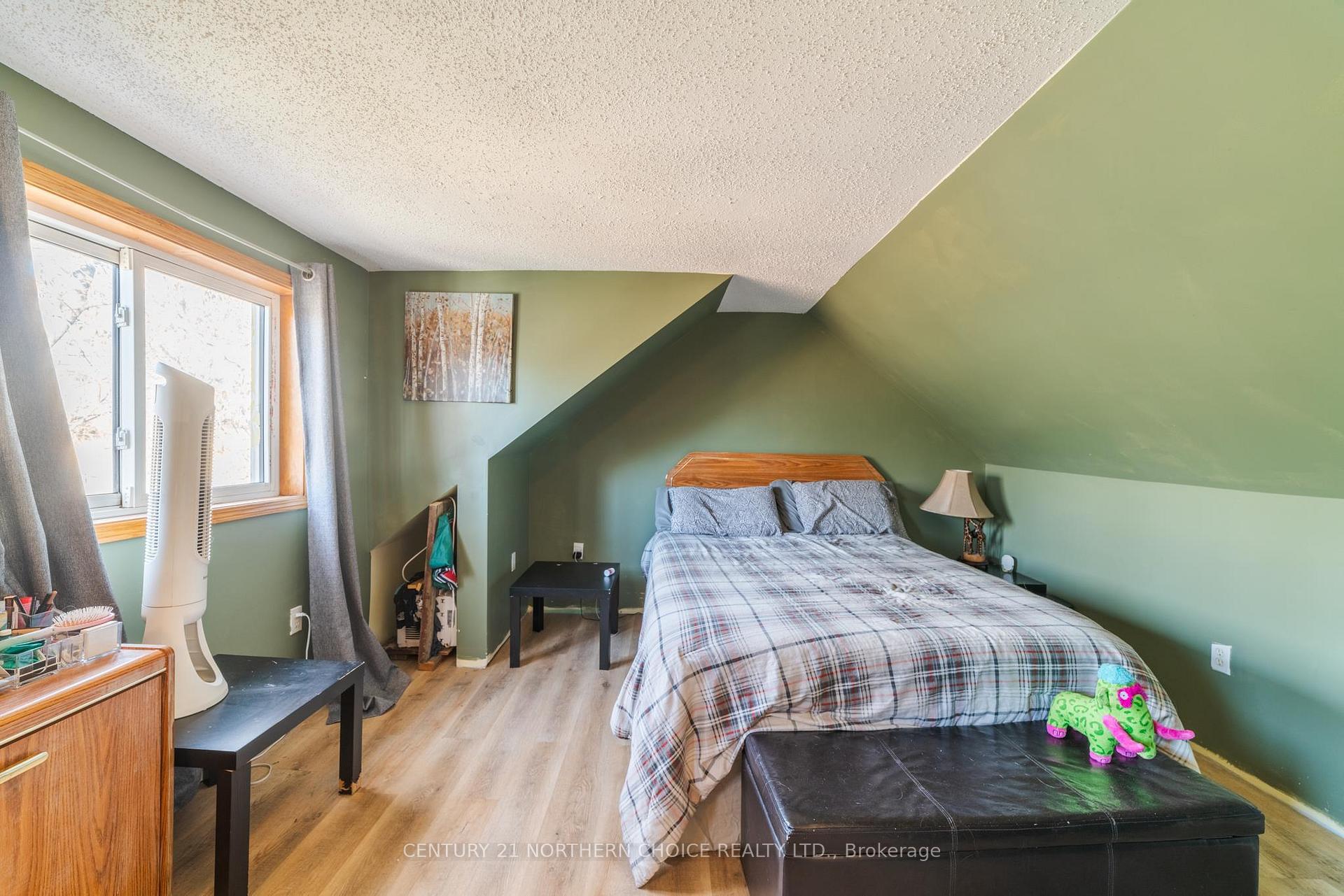 Photo 15 of 233 Third Street N, Kenora, North End — HOMEH