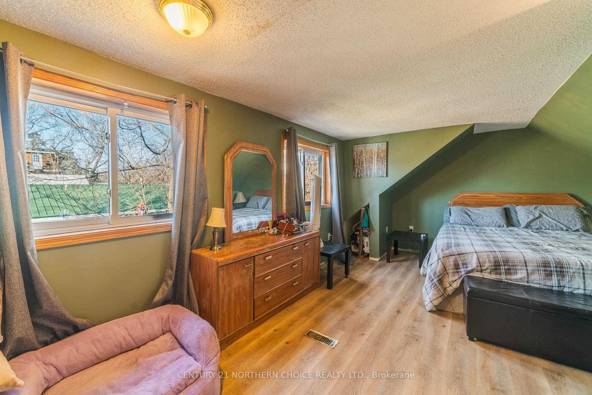 Photo 16 of 233 Third Street N, Kenora, North End — HOMEH