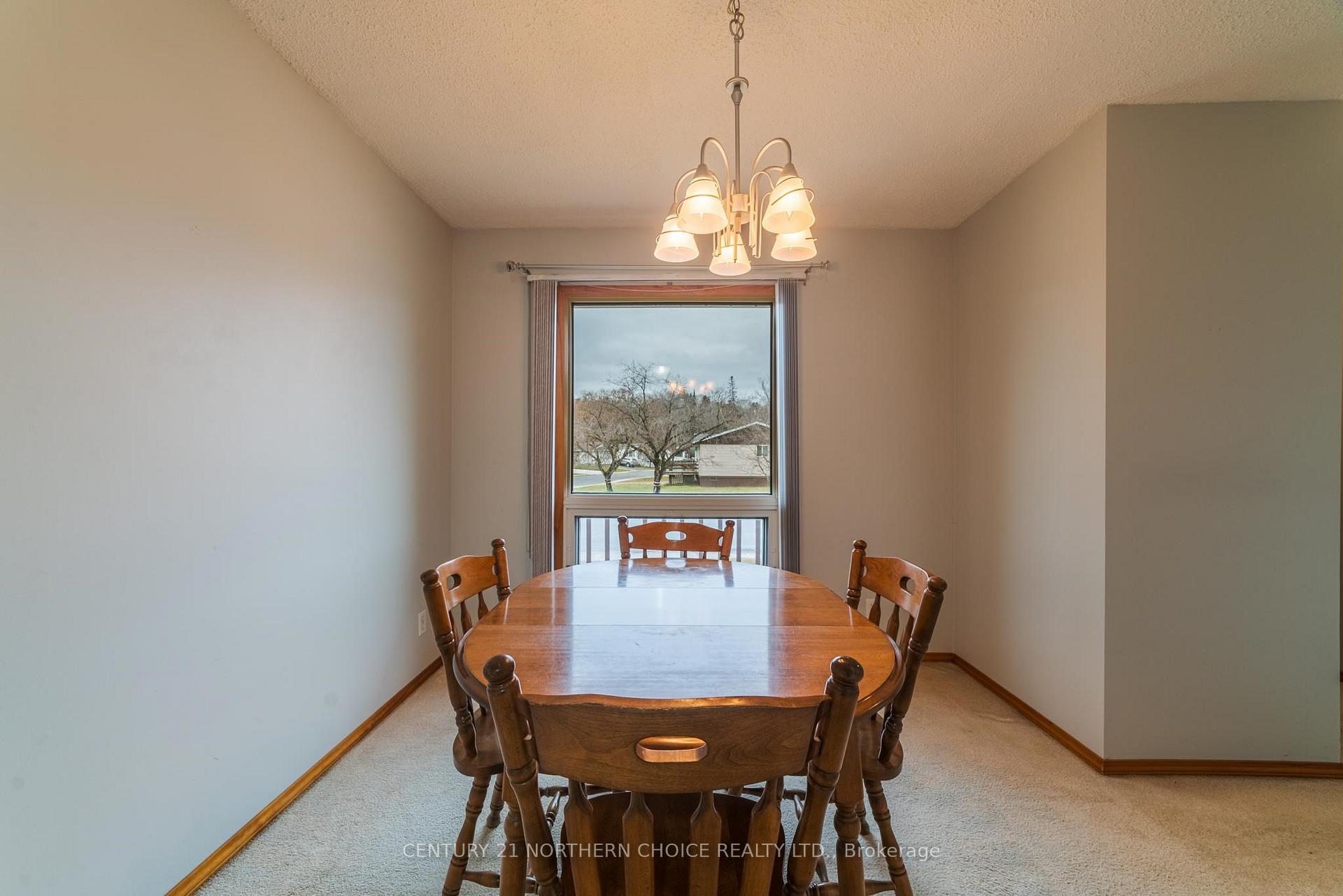 Photo 8 of 921 Valley Drive, Kenora, Evergreen — HOMEH
