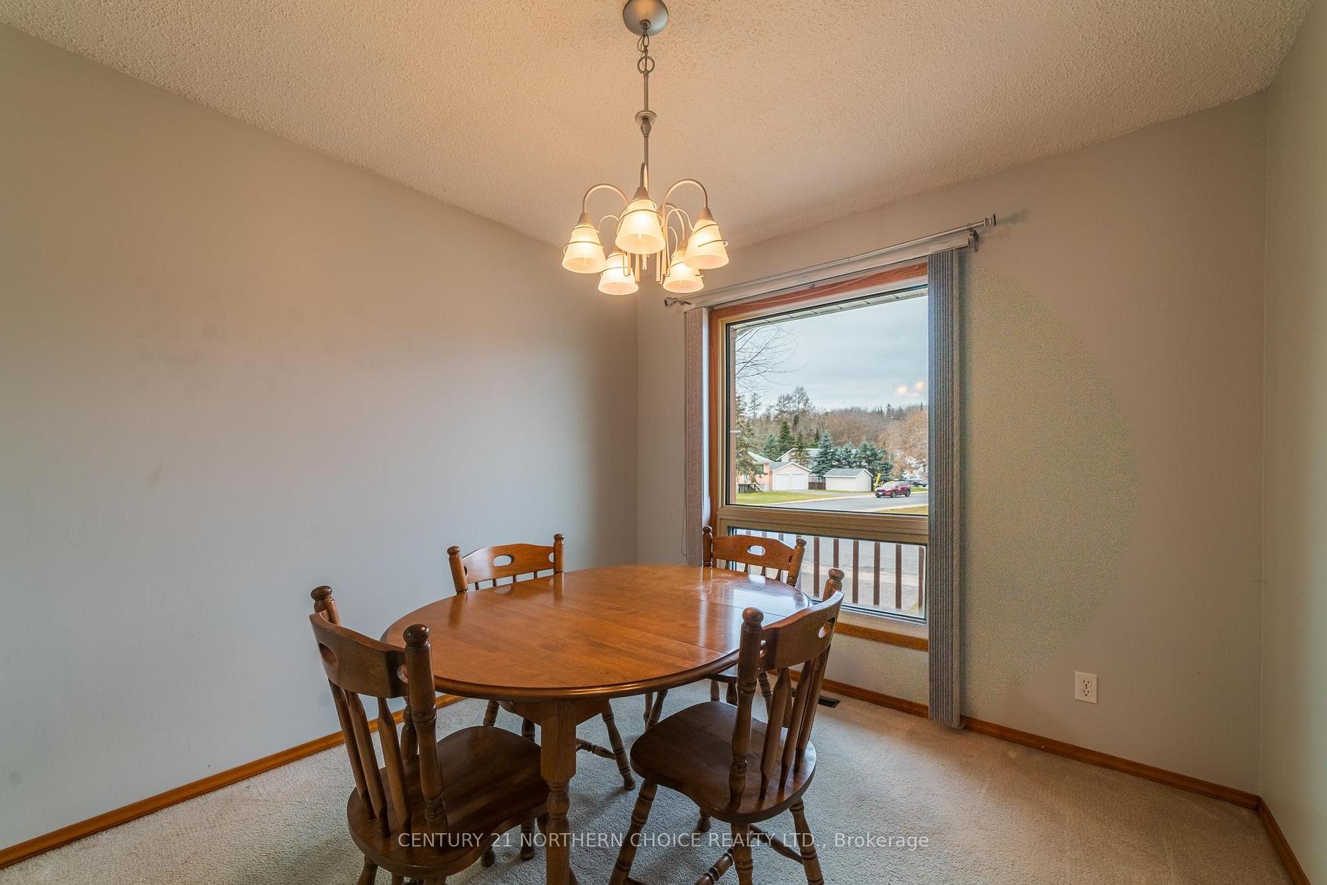 Photo 9 of 921 Valley Drive, Kenora, Evergreen — HOMEH