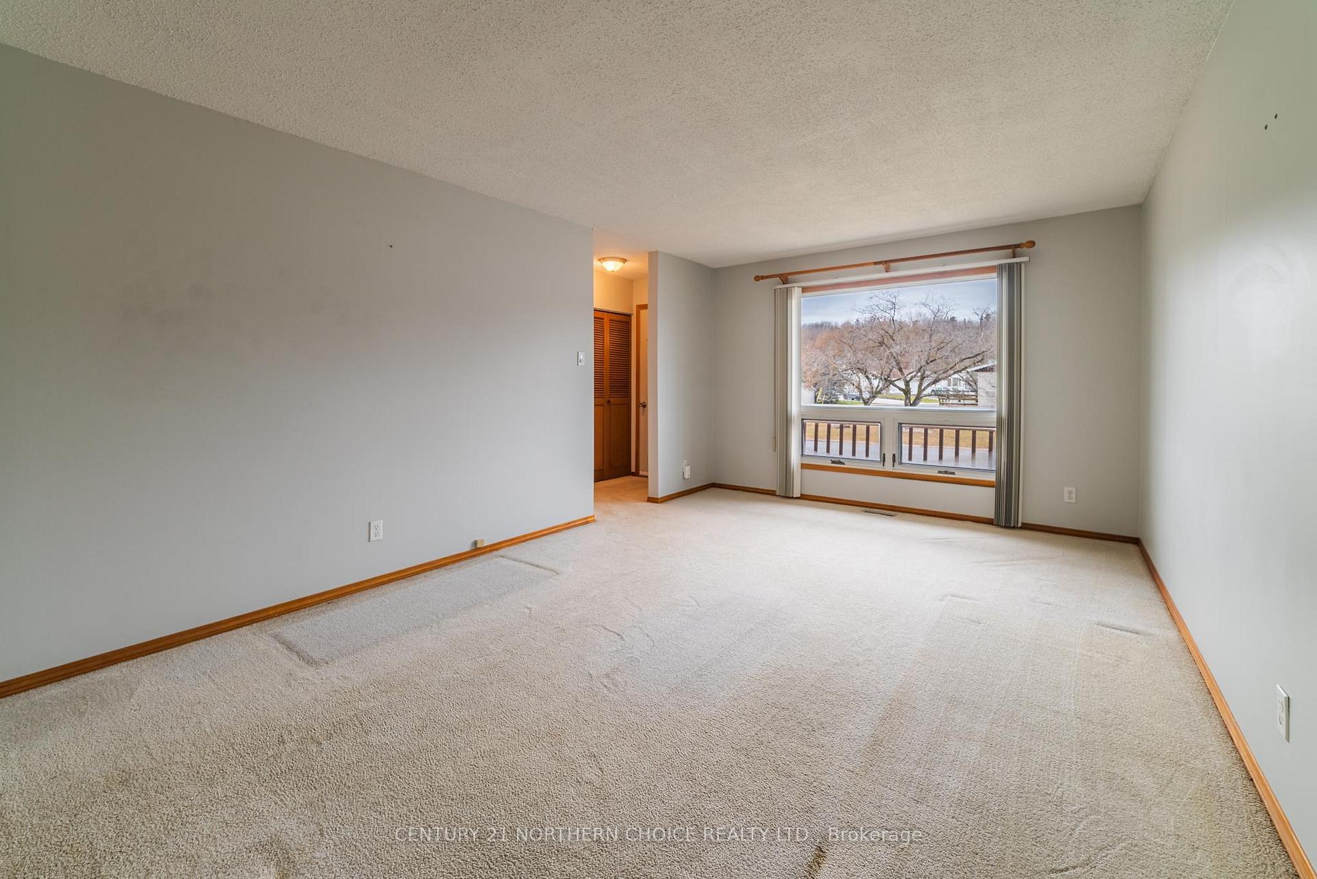 Photo 10 of 921 Valley Drive, Kenora, Evergreen — HOMEH