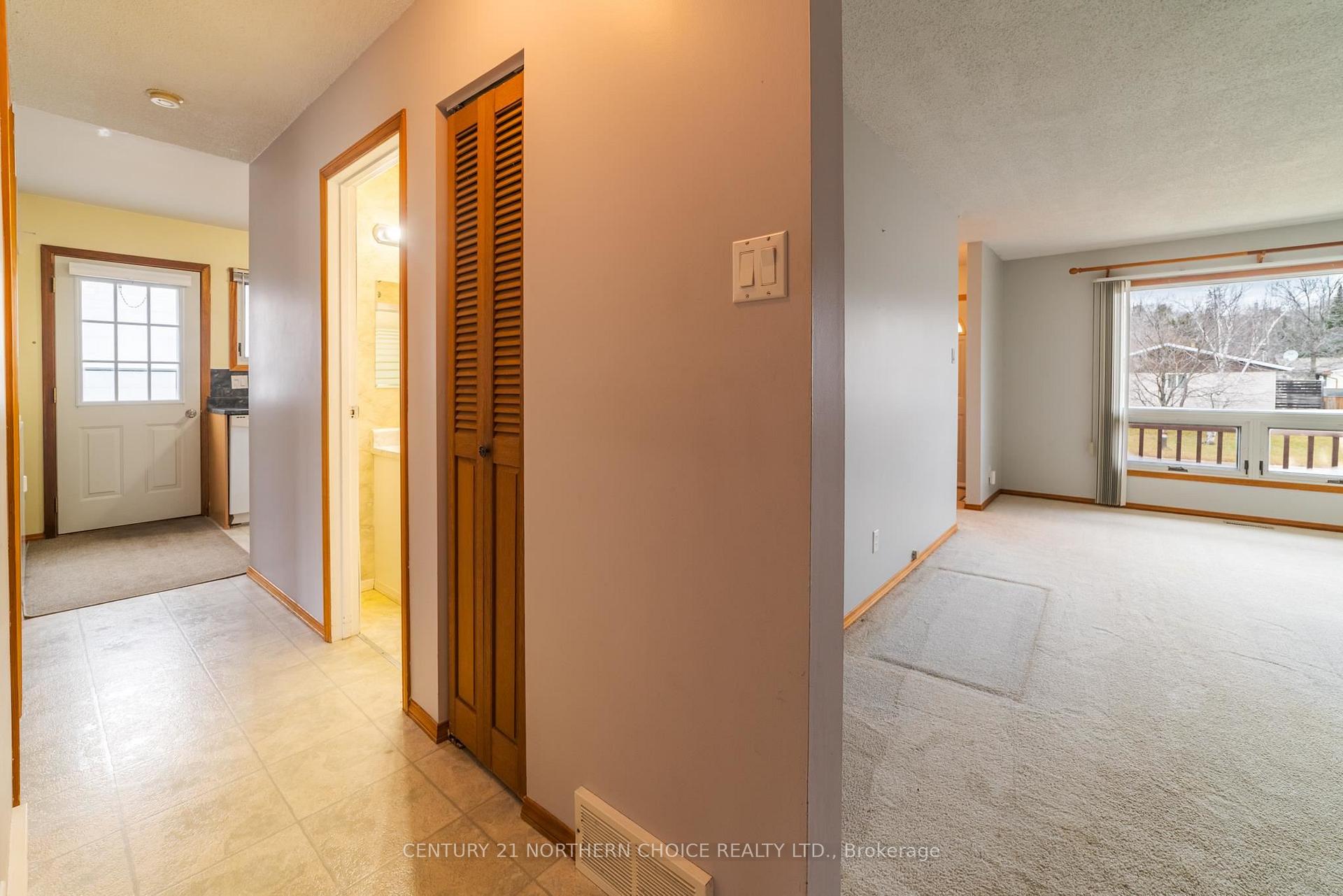 Photo 12 of 921 Valley Drive, Kenora, Evergreen — HOMEH