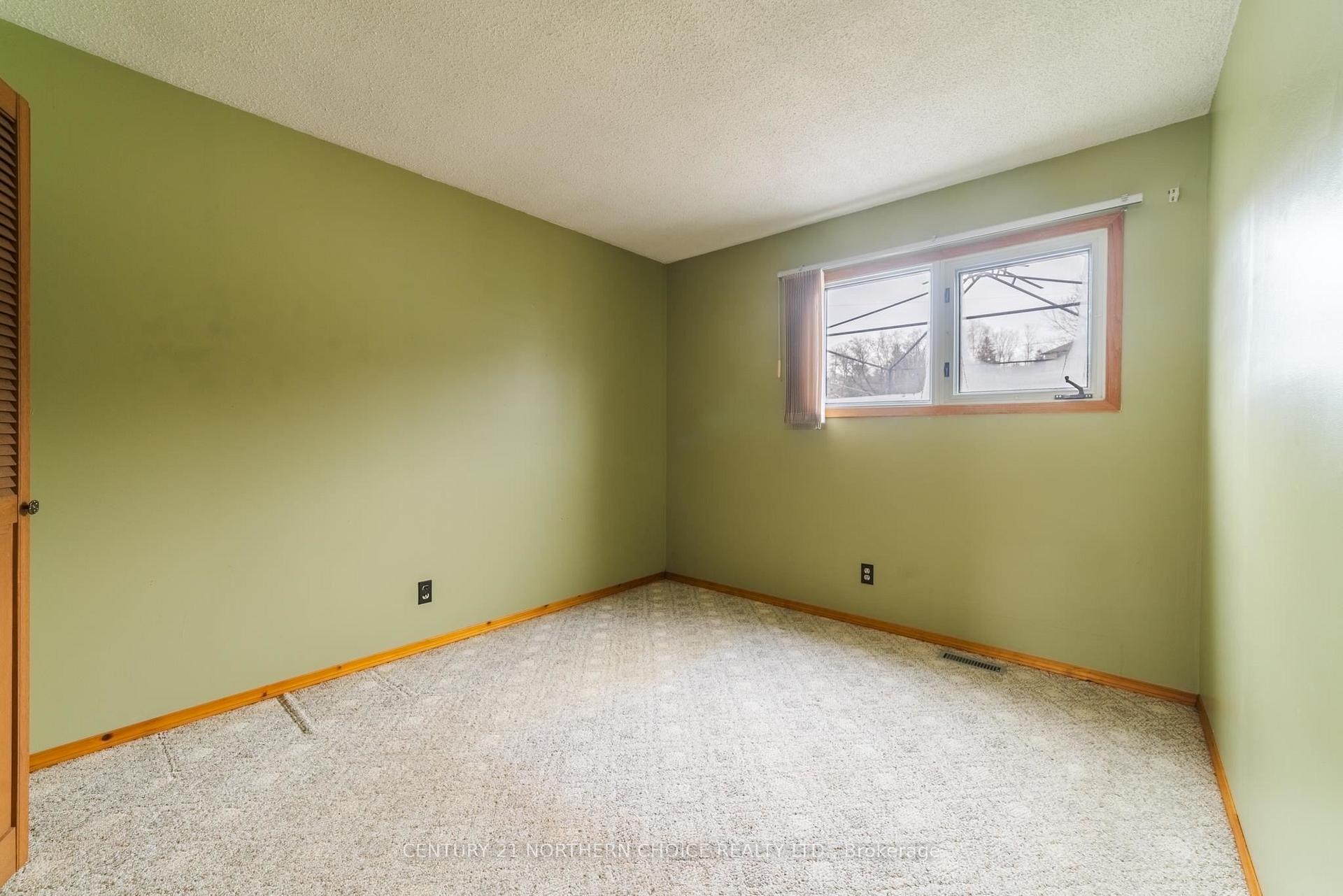 Photo 13 of 921 Valley Drive, Kenora, Evergreen — HOMEH