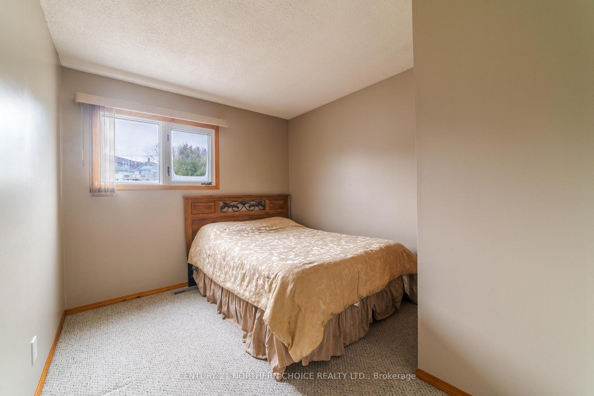 Photo 17 of 921 Valley Drive, Kenora, Evergreen — HOMEH