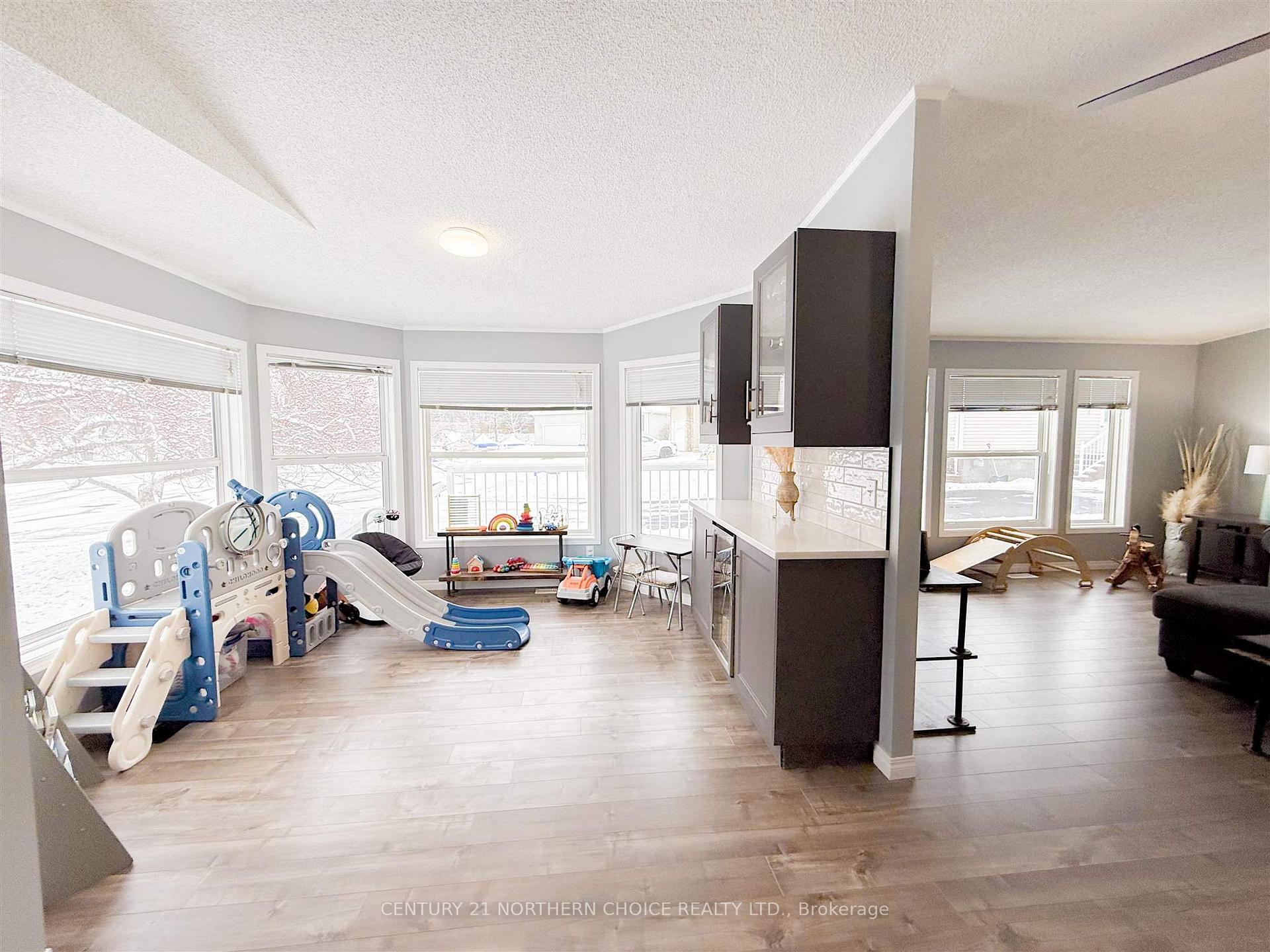 Photo 10 of 8 Sunset Place, Kenora, Evergreen — HOMEH