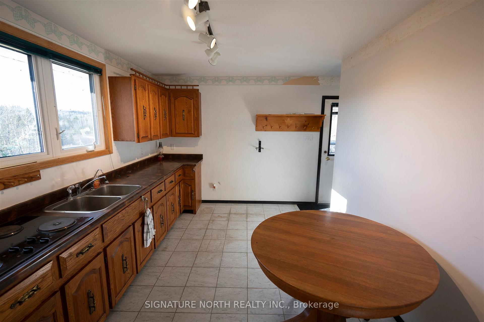 Photo 10 of 1164 Hwy 597, Neebing, Pardee — HOMEH