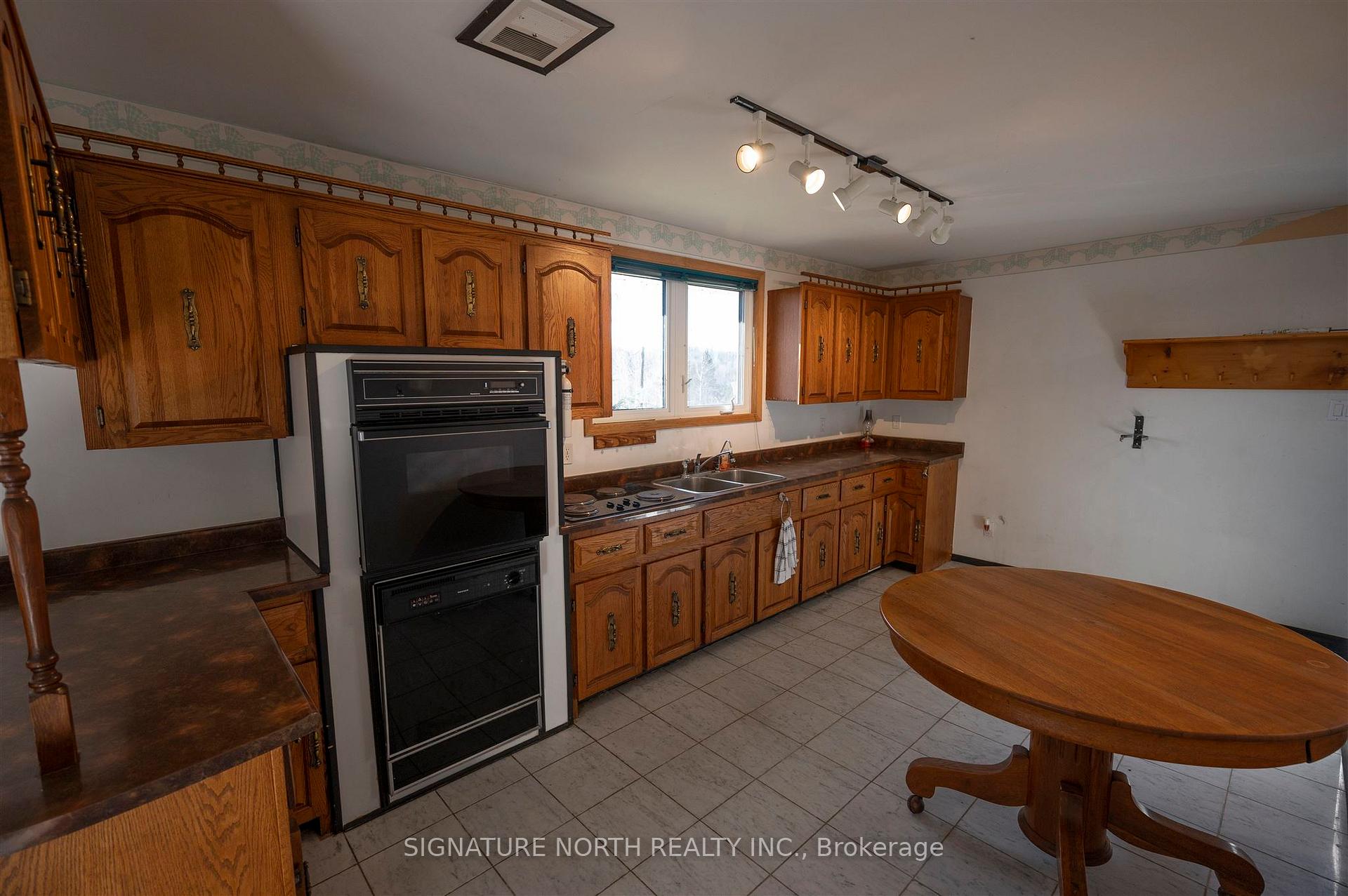 Photo 11 of 1164 Hwy 597, Neebing, Pardee — HOMEH