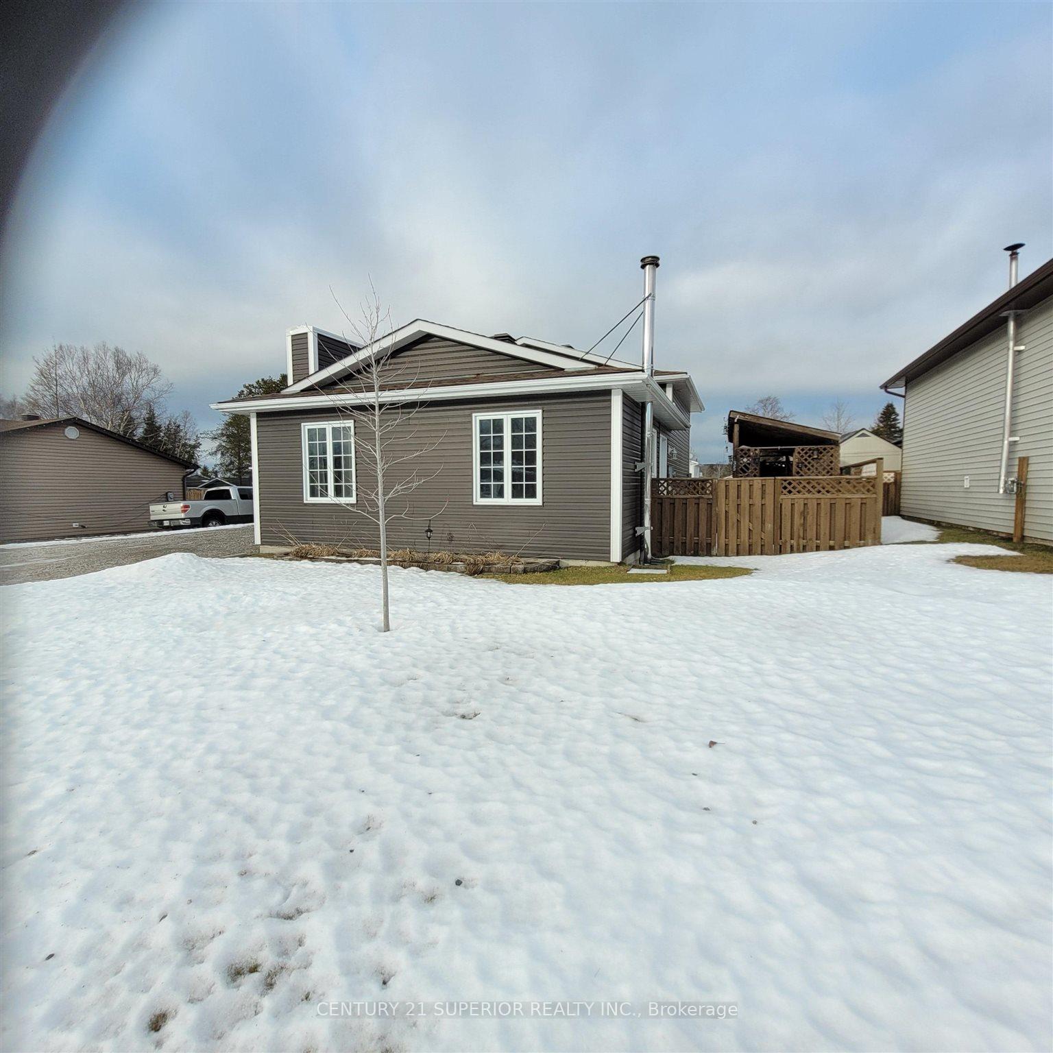 Photo 2 of 17 Bastedo Crescent, Marathon — HOMEH
