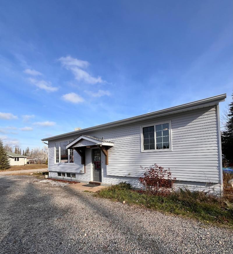 Photo 3 of 417 Aspen Drive, Greenstone — HOMEH