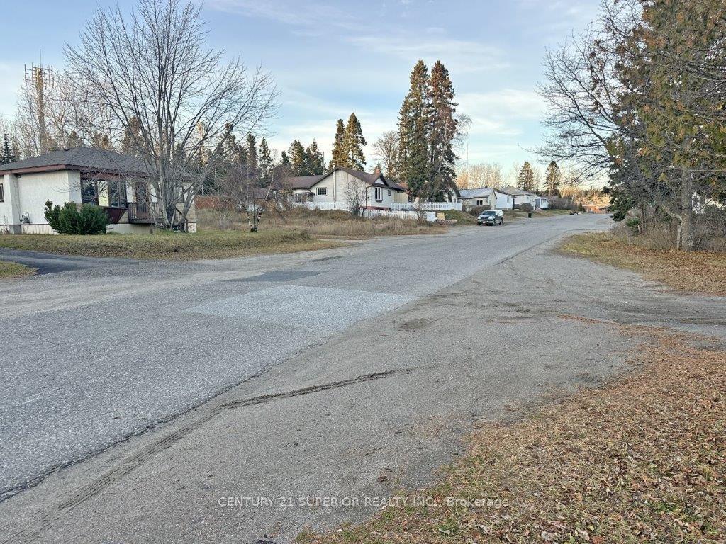 Photo 4 of 94 Front Street, Nipigon — HOMEH