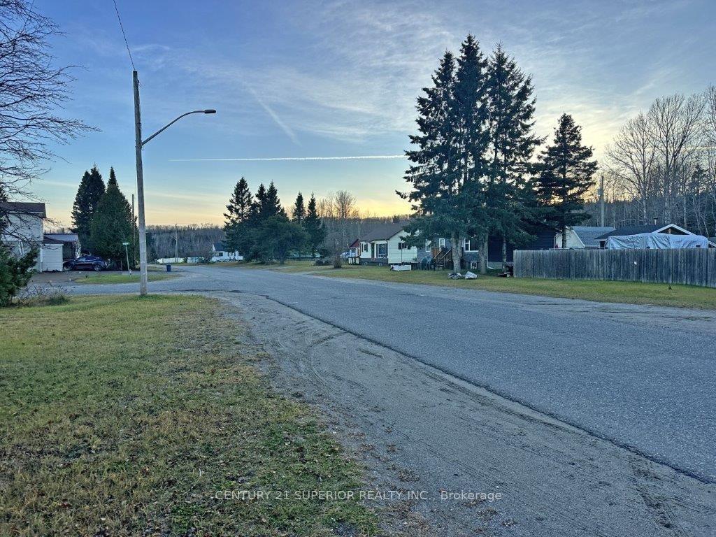 Photo 5 of 94 Front Street, Nipigon — HOMEH