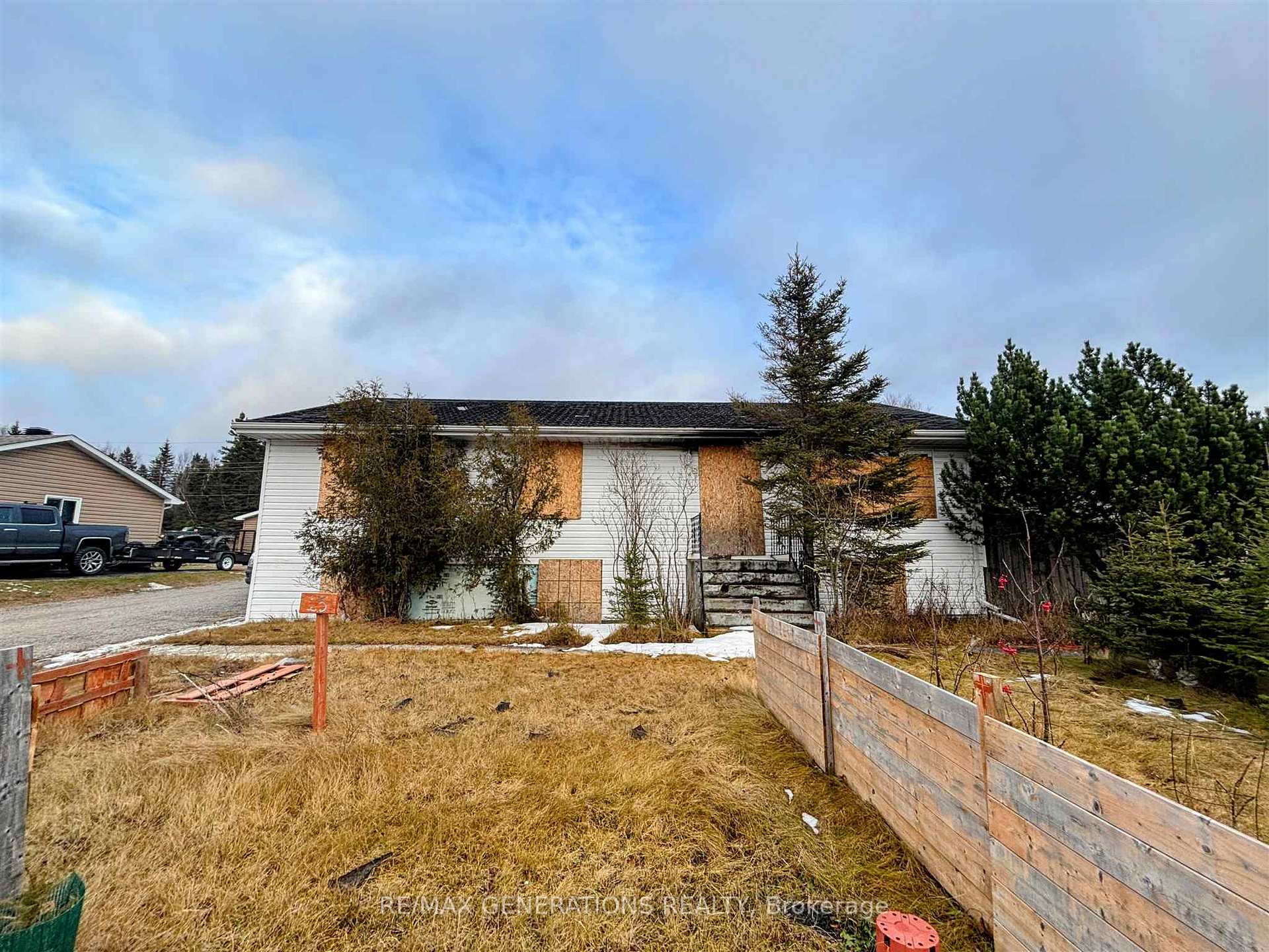 Photo 2 of 25 Sund Crescent, Marathon — HOMEH