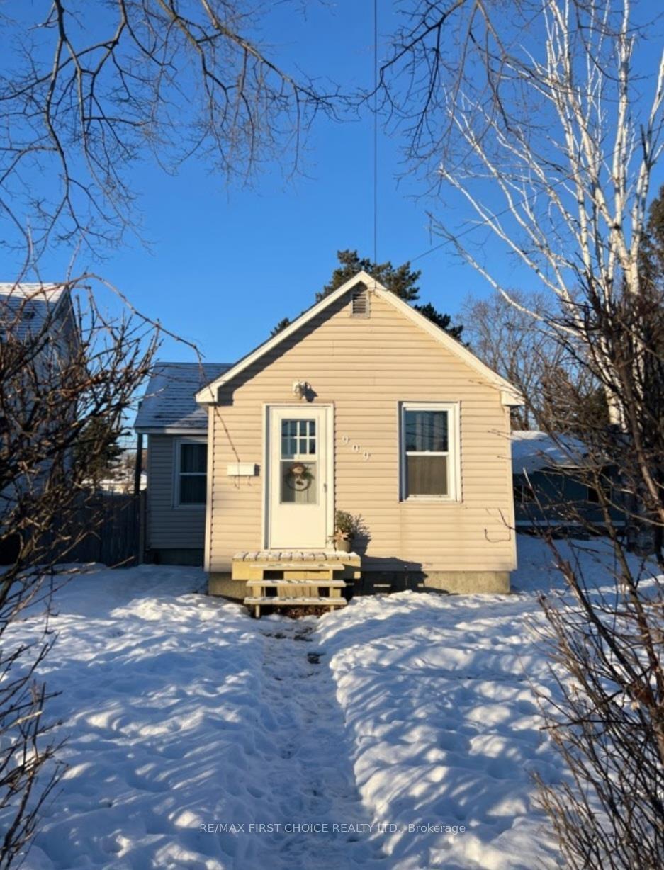 Front of 909 Victoria Avenue